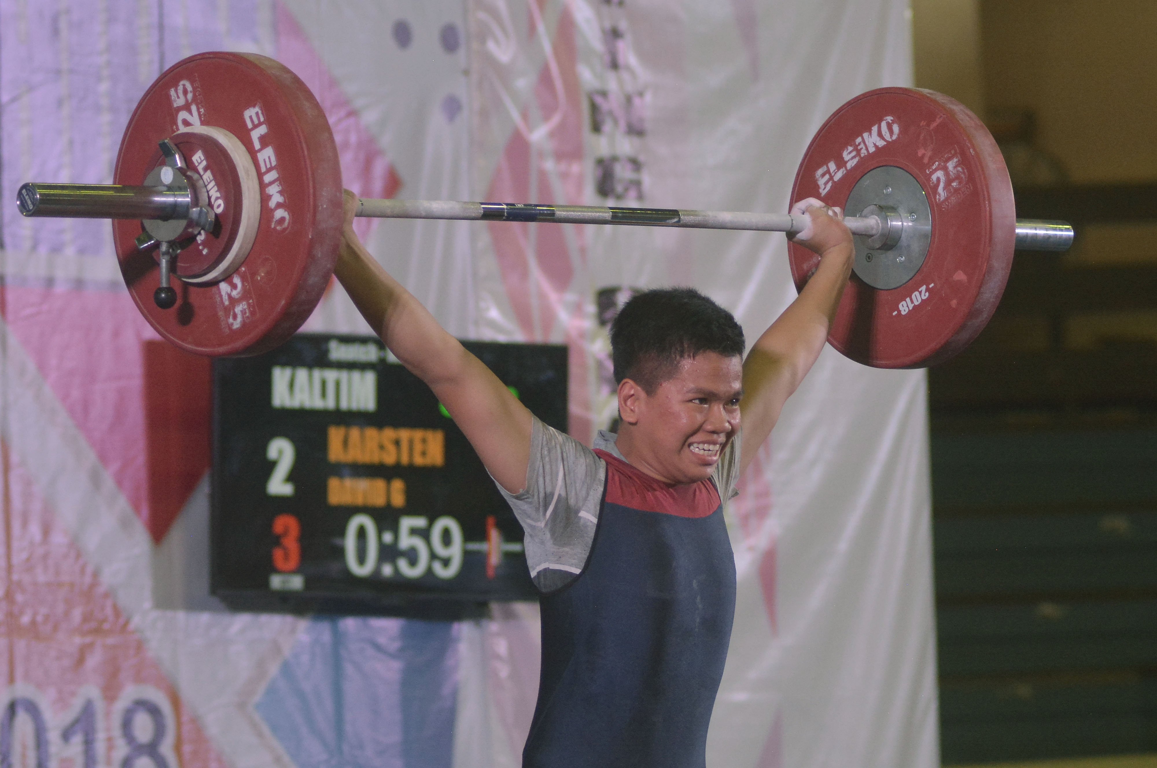 Ilustrasi pertandingan angkat besi