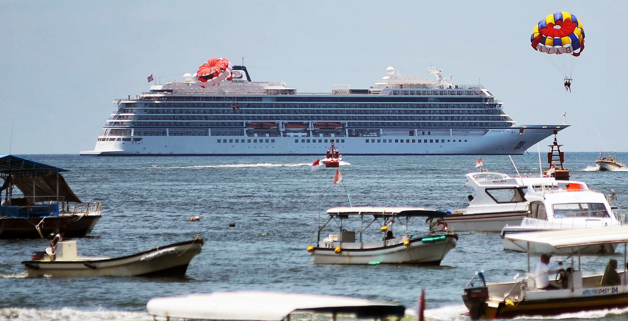 Kapal pesiar berbendera Norwegia, Viking Sun, berlabuh di perairan Benoa, Bali.