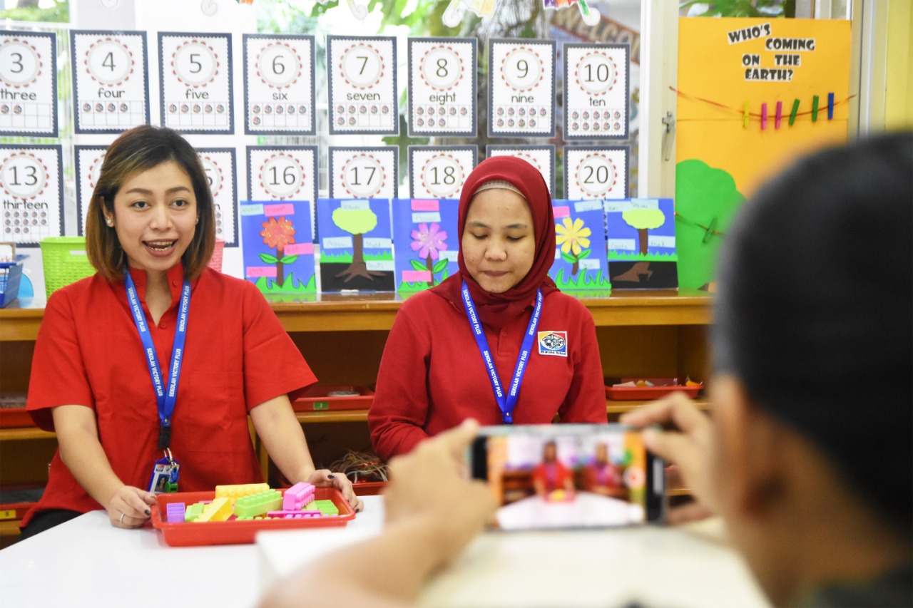 Wabah virus Korona yang tengah melanda Indonesia memaksa sekolah mengadakan belajar interaktif.