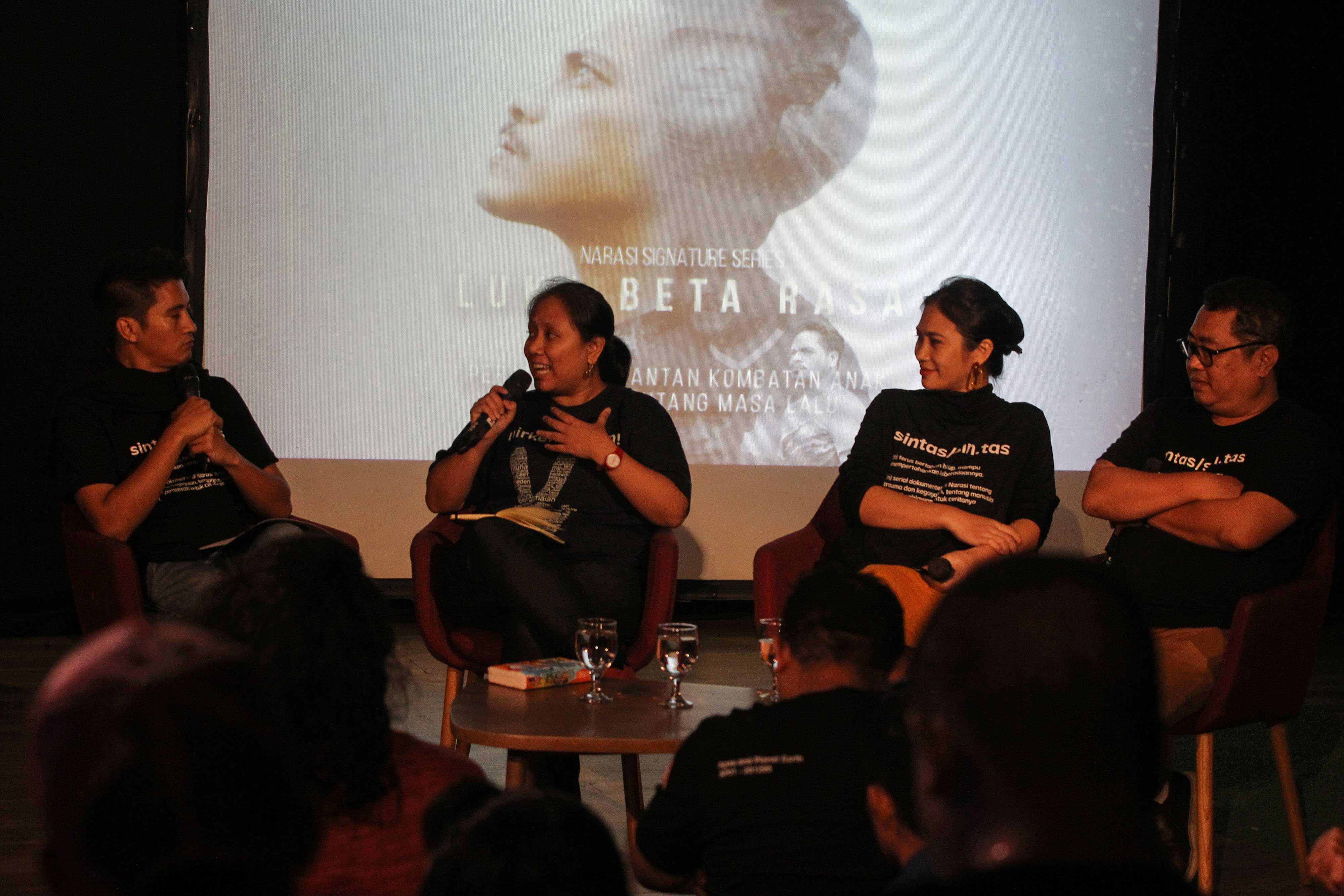 Pemimpin redaksi Narasi Tv, Zen RS (kiri), Ketua Program Studi S-1 Departemen Hubungan Internasional, Fisipol UGM Dr. Diah Kusumaningrum