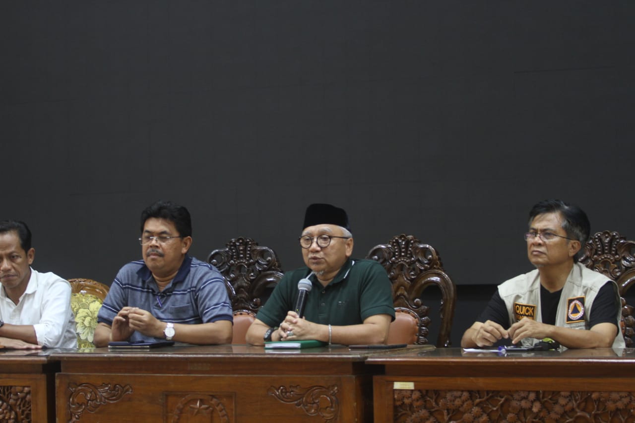 Ketua PWNU Kalsel (tengah) Abdul Haris Makkie mengeluarkan larangan kegiatan keagamaan untuk sementara terkait virus korona.