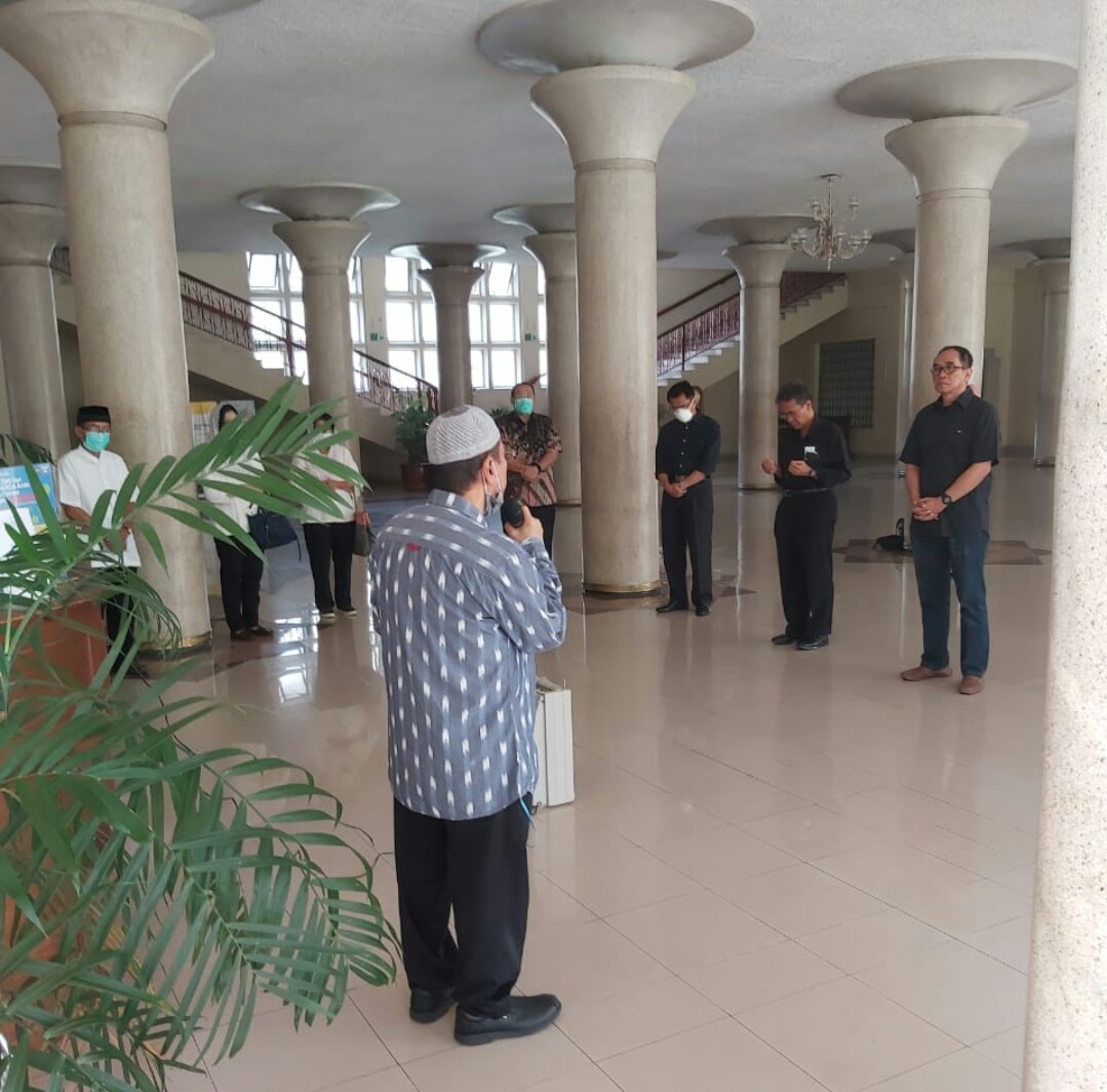 Rektor UGM Panut Mulyono (berbaju hitam tengah) memanjatkan doa atas meninggalnya Prof Iwan Dwiprahasto di Balairung UGM, Selasa (24/3/2020)
