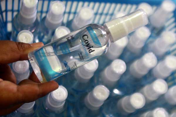 Cairan antiseptik atau hand sanitizer pencegah virus korona.