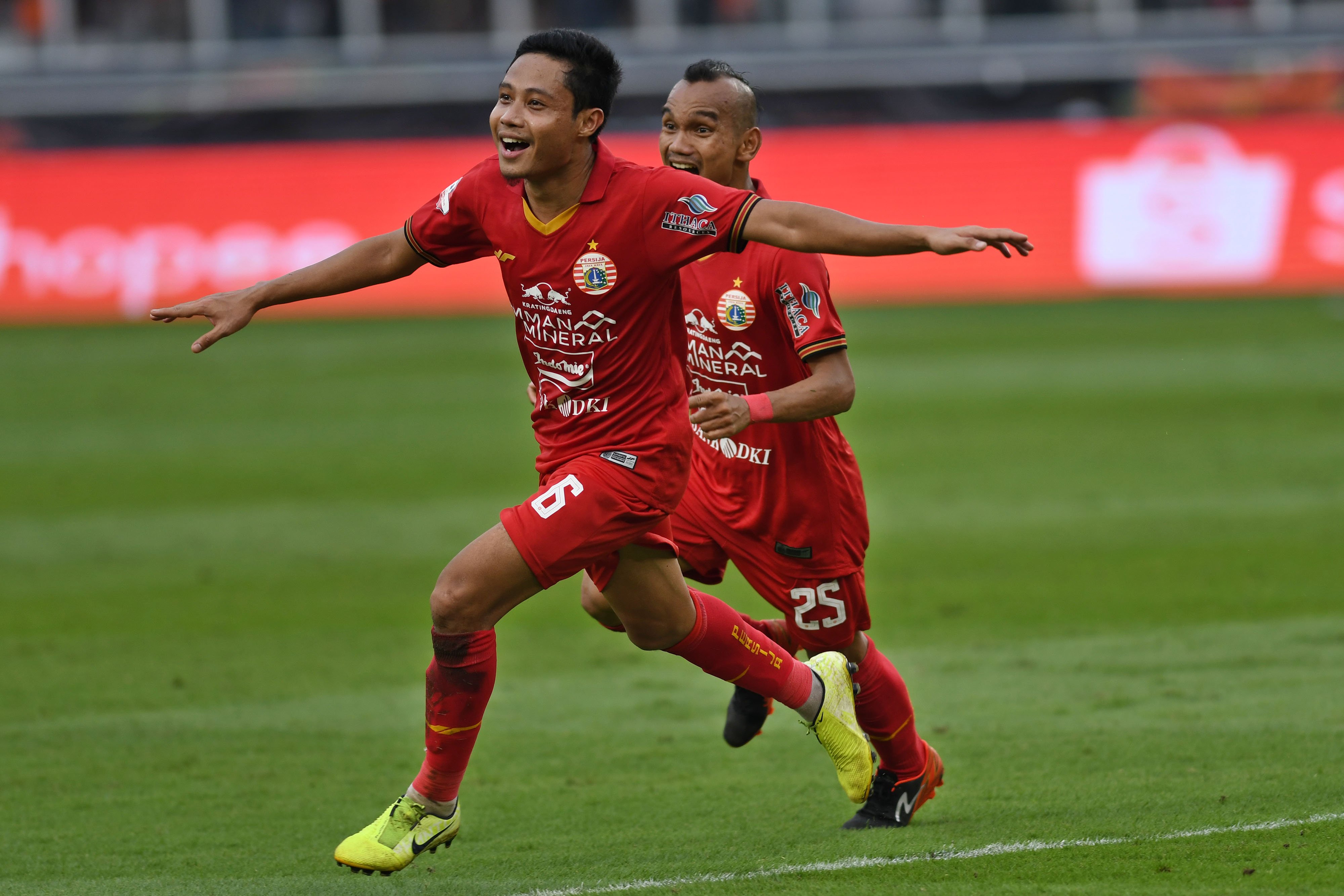 Pemain Persija Evan Dimas dan Riko Simanjuntak merayakan gol ke gawang Borneo FC