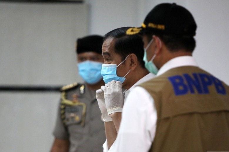 Presiden Joko Widodo mengenakan masker saat meninjau ruang perawatan Rumah Sakit Darurat Penanganan COVID-19 Wisma Atlet Kemayoran