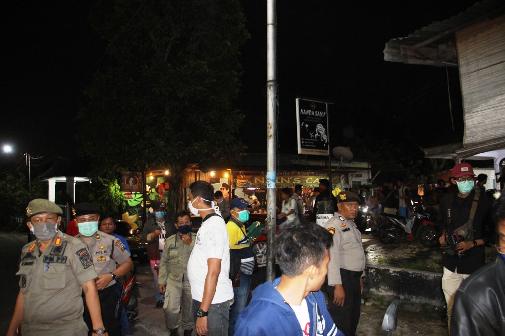 Satpol PP dan polisi membubarkan kerumunan orang di jalan-jalan Kota Pematangsiantar, Selasa (24/3/2020) malam.