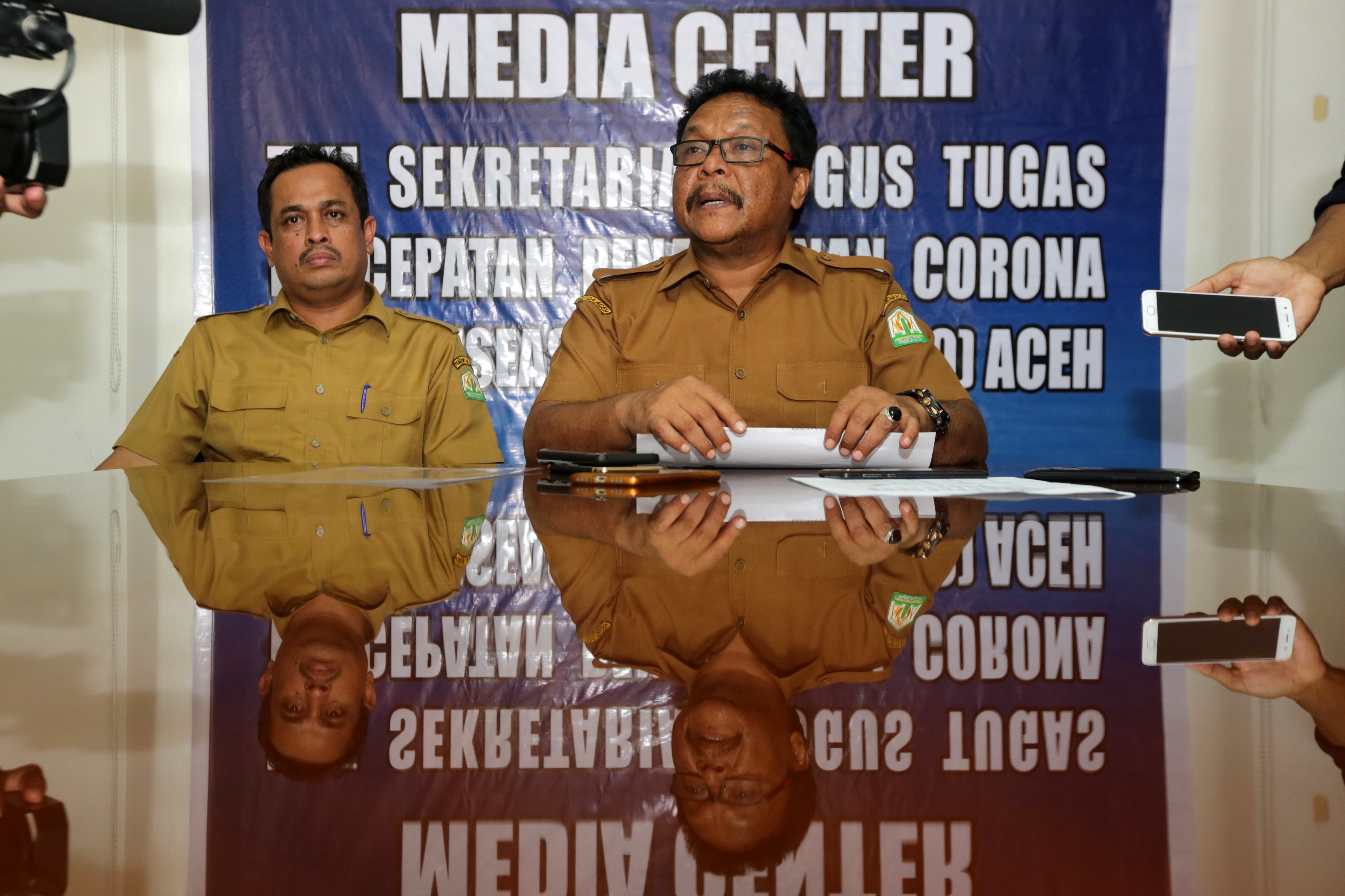 Juru bicara covid-19 Pemerintah Aceh Saifullah Abdulgani (kanan) dan Kepala Dinas Kesehatan Aceh Hanif 