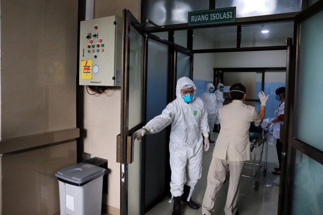 Dua warga Solo memeriksakan diri di RSUD dr Moewardi Solo dan sedang diidolasi