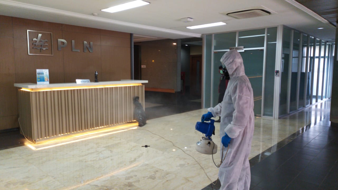 Petugas melakukan pembersihan kantor PLN di Jakarta.