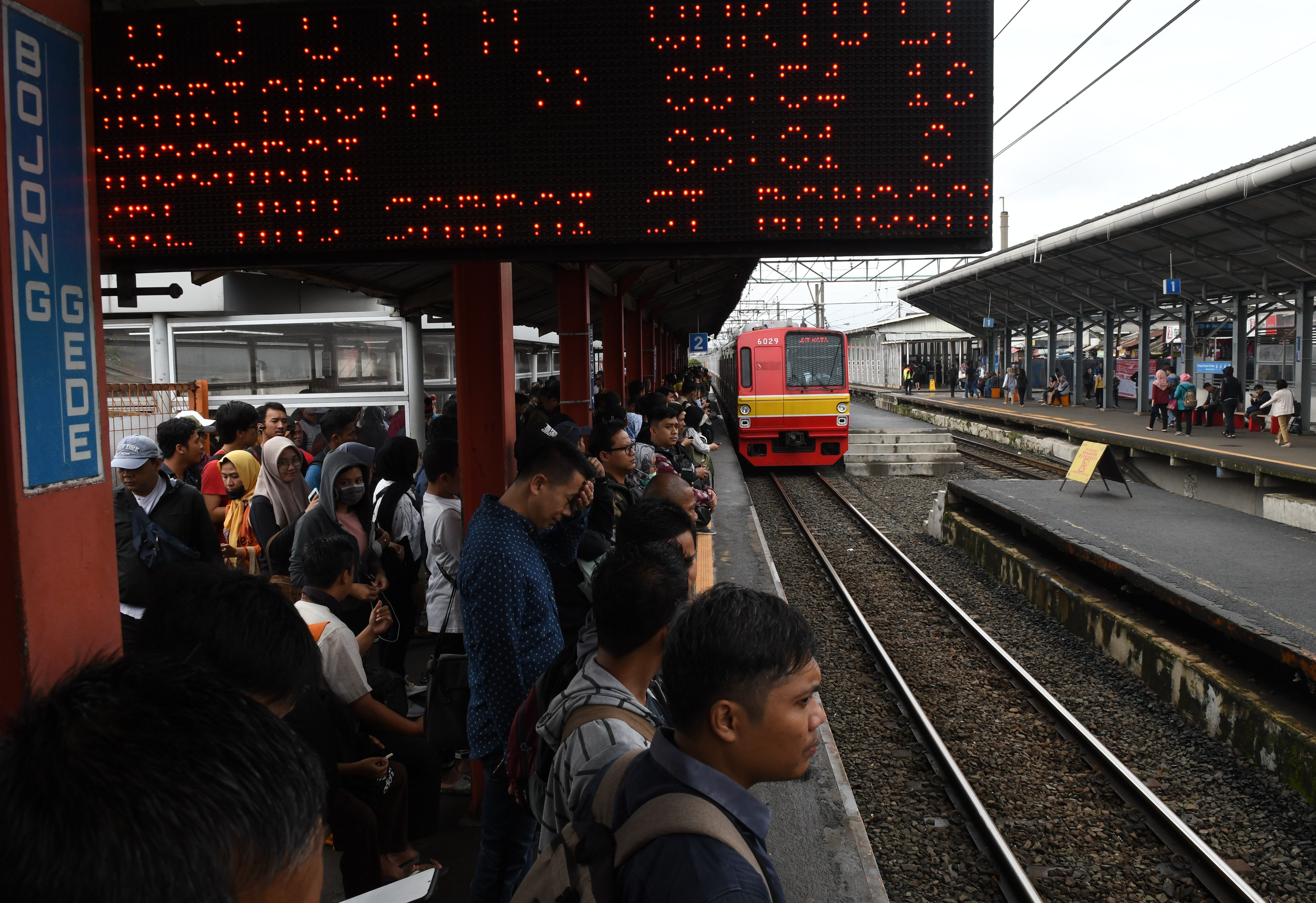 Waspada korona di stasiun KRL