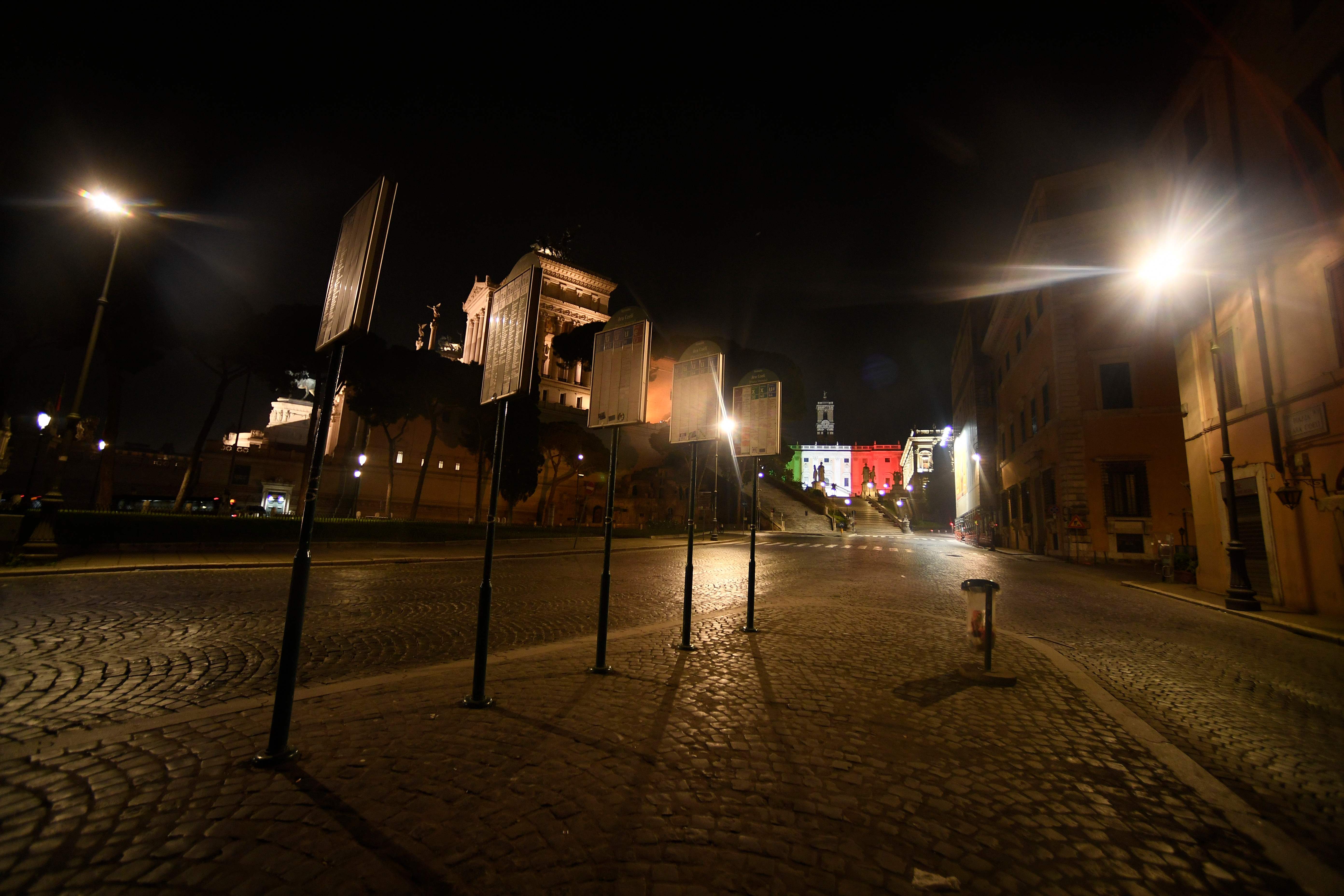 Akibat wabah virus korona suasana tampak lengang dan sepi di sekitar Capitoline Hill, Roma, Italia, pada Selasa (17/3).  