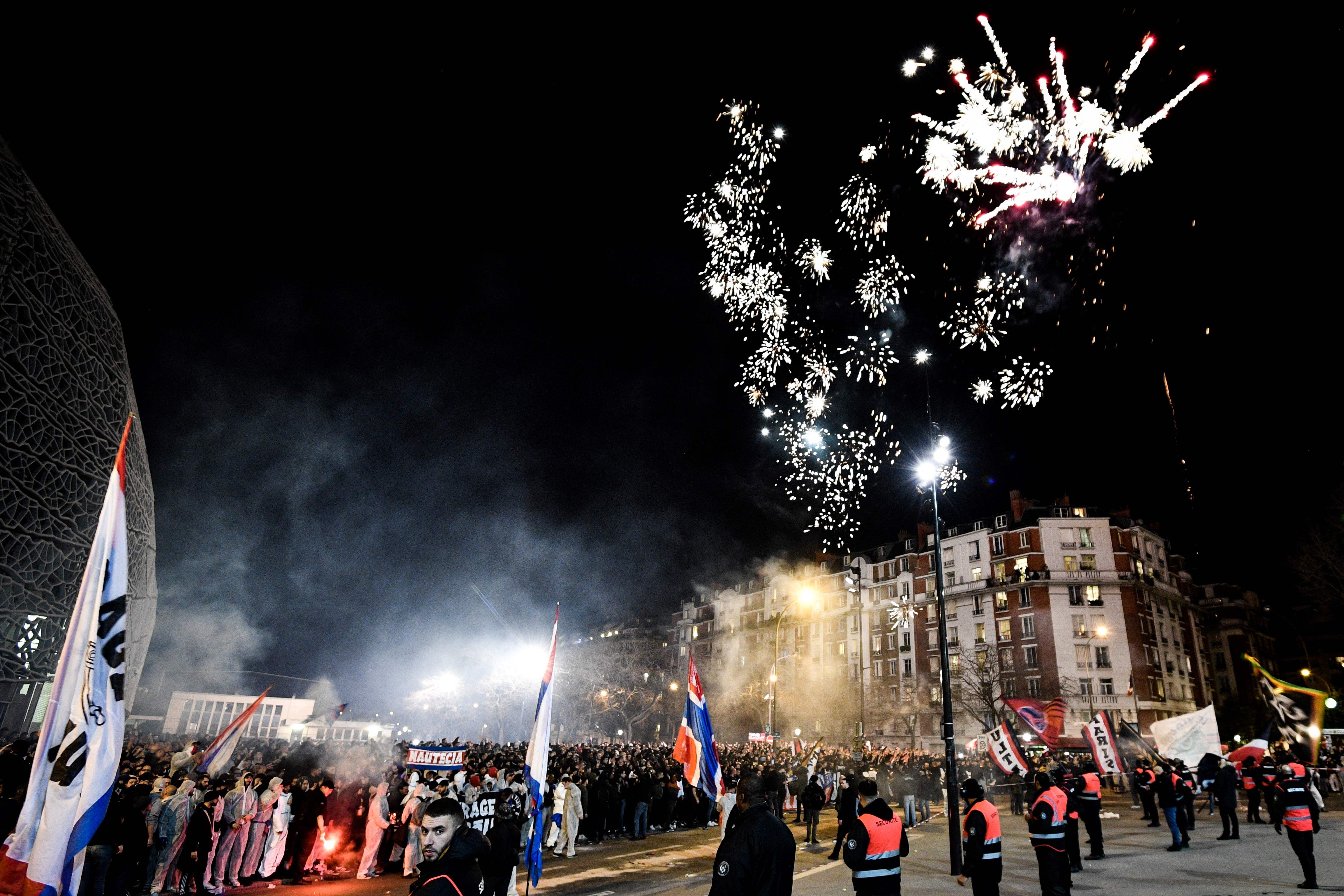  Kemenangan itu tampaknya membuat pendukung PSG lupa dengan virus korona. 