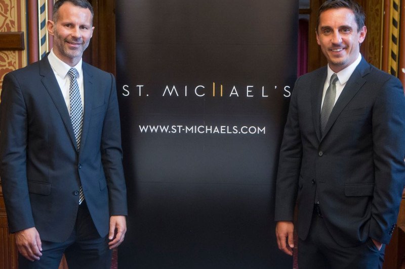 Ryan Giggs (kiri) dan Gary Neville