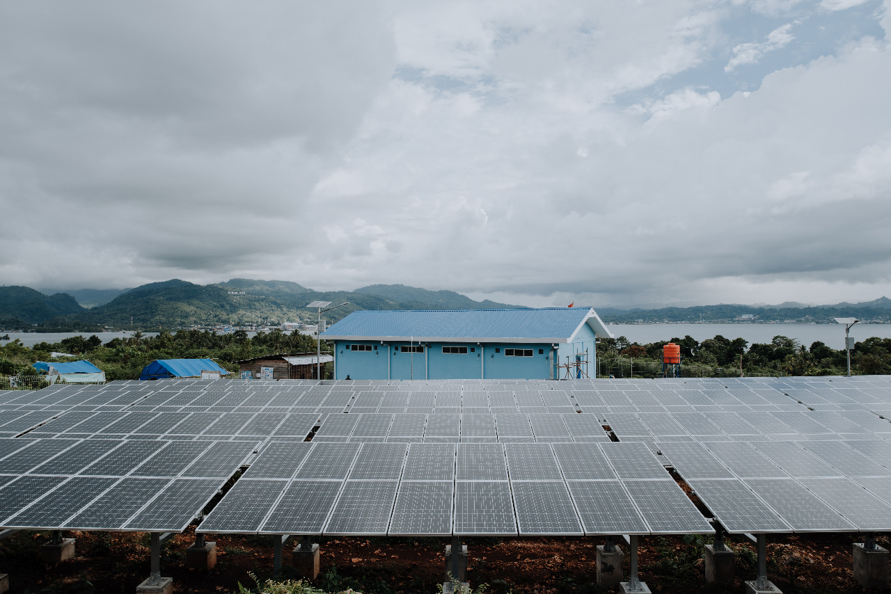  Pembangkit Listrik Tenaga Surya (PLTS) di Pulau Karampuang, Kabupaten Mamuju, Sulawesi Barat. 