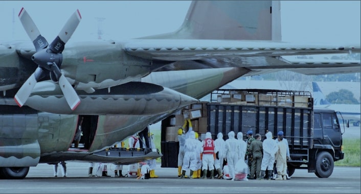 Petugas menurunkan alat-alat kesehatan yang dibawa dari Shanghai, Tiongkok, di Lanud Halim Perdanakusuma, Jakarta, kemarin.