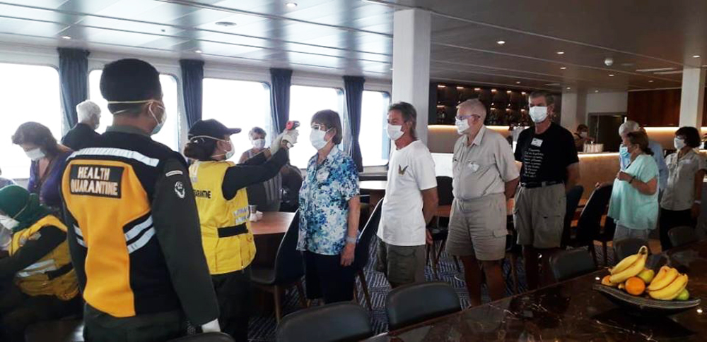 Kantor Kesehatan Pelabuhan Kelas III Kupang, memeriksa kesehatan kru dan penumpang Kapal MV Coral Adventurer, Sabtu (29/2/2020).