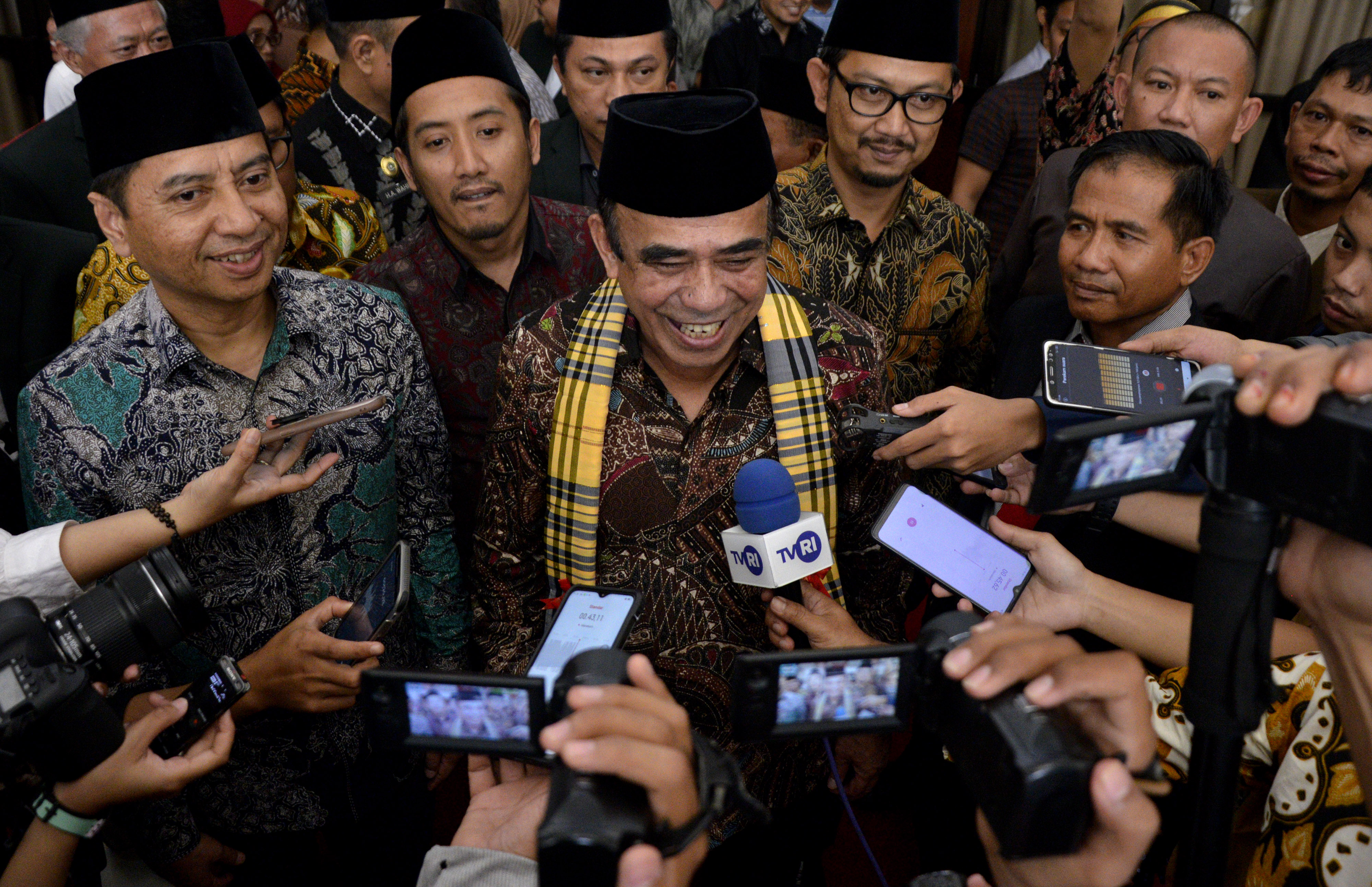 Menteri Agama Fachrul Razi (tengah) menjawab pertanyaan wartawan.