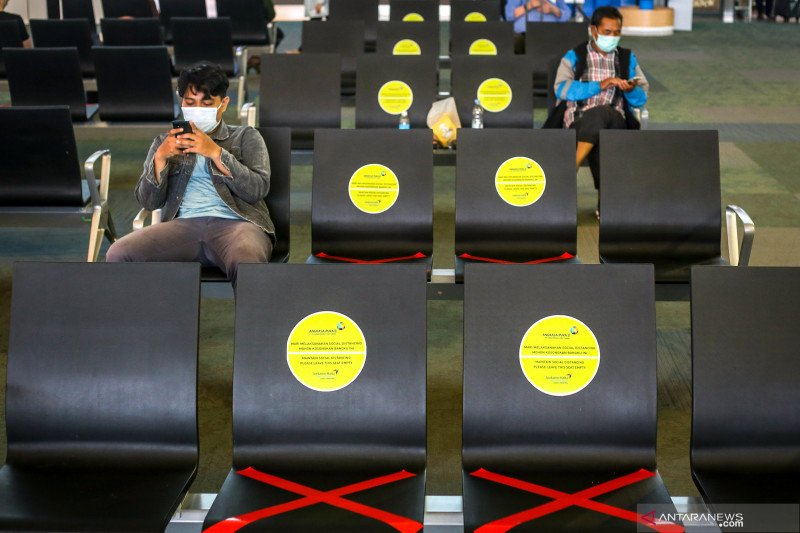 Ilustrasi: Calon penumpang duduk di ruang publik Terminal 3 Bandara Soekarno Hatta, Tangerang, Banten, Sabtu (21/3).