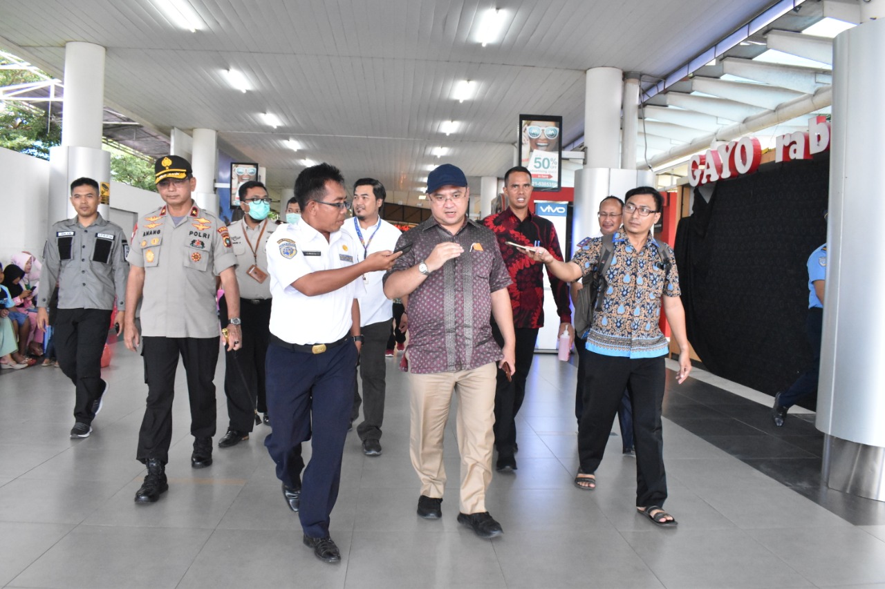 Gubernur Babel Erzaldi Rosman Djohan usai memantau kesiapsiagaan cegah wabah virus korona di Babel