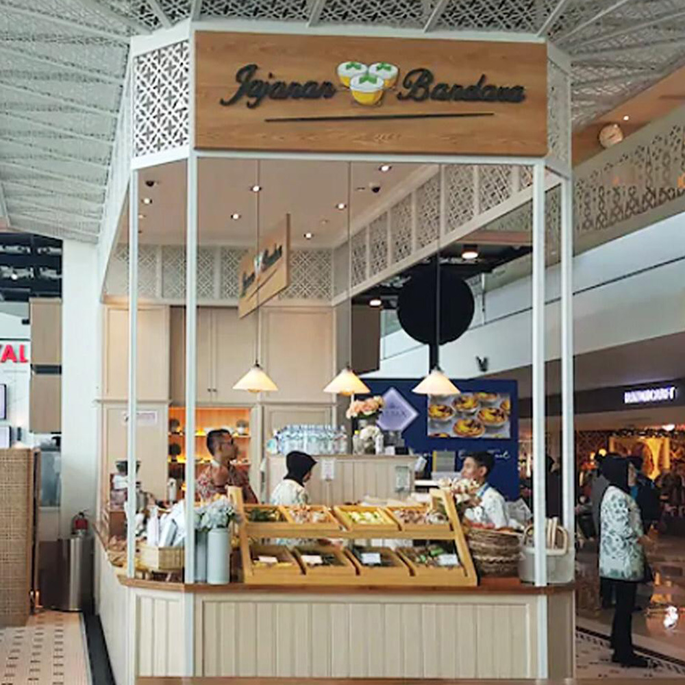 jajanan Bandara yang merupakan produk lokal yang dibawa TG ke area kuliner Terminal 3 Bandara So4ekarno-Hatta