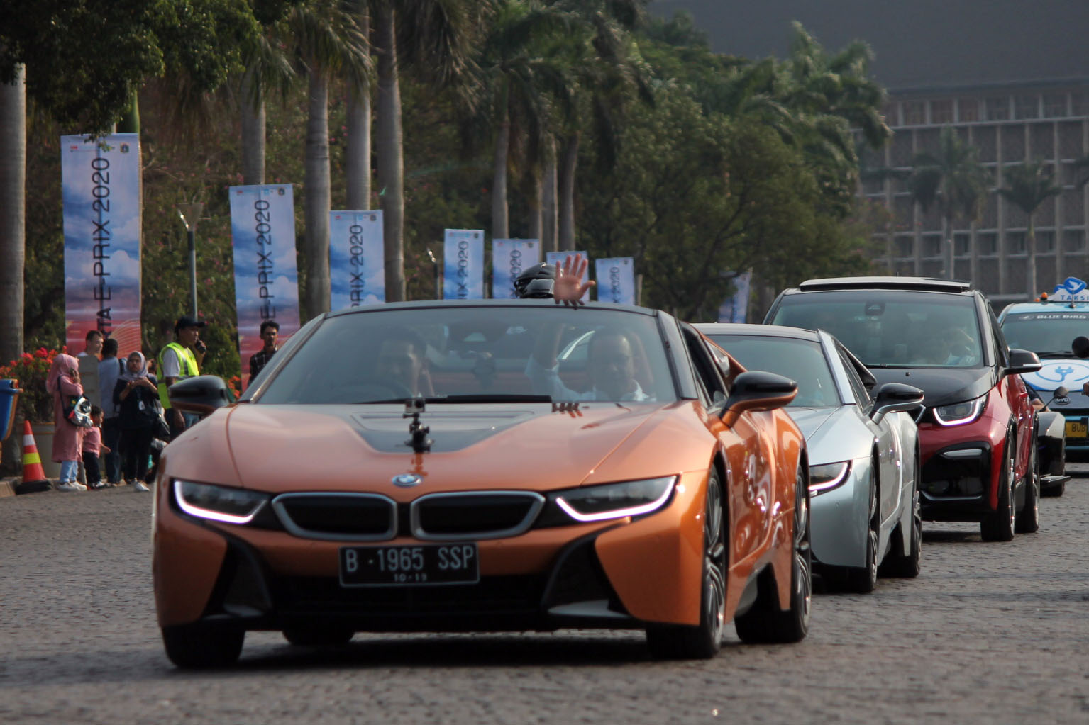  Gubernur DKI Jakarta Anies Baswedan bersama pembalap F2 Sean Gelael memasuki kawasan Silang Monas Barat Daya, Jakarta Pusat 