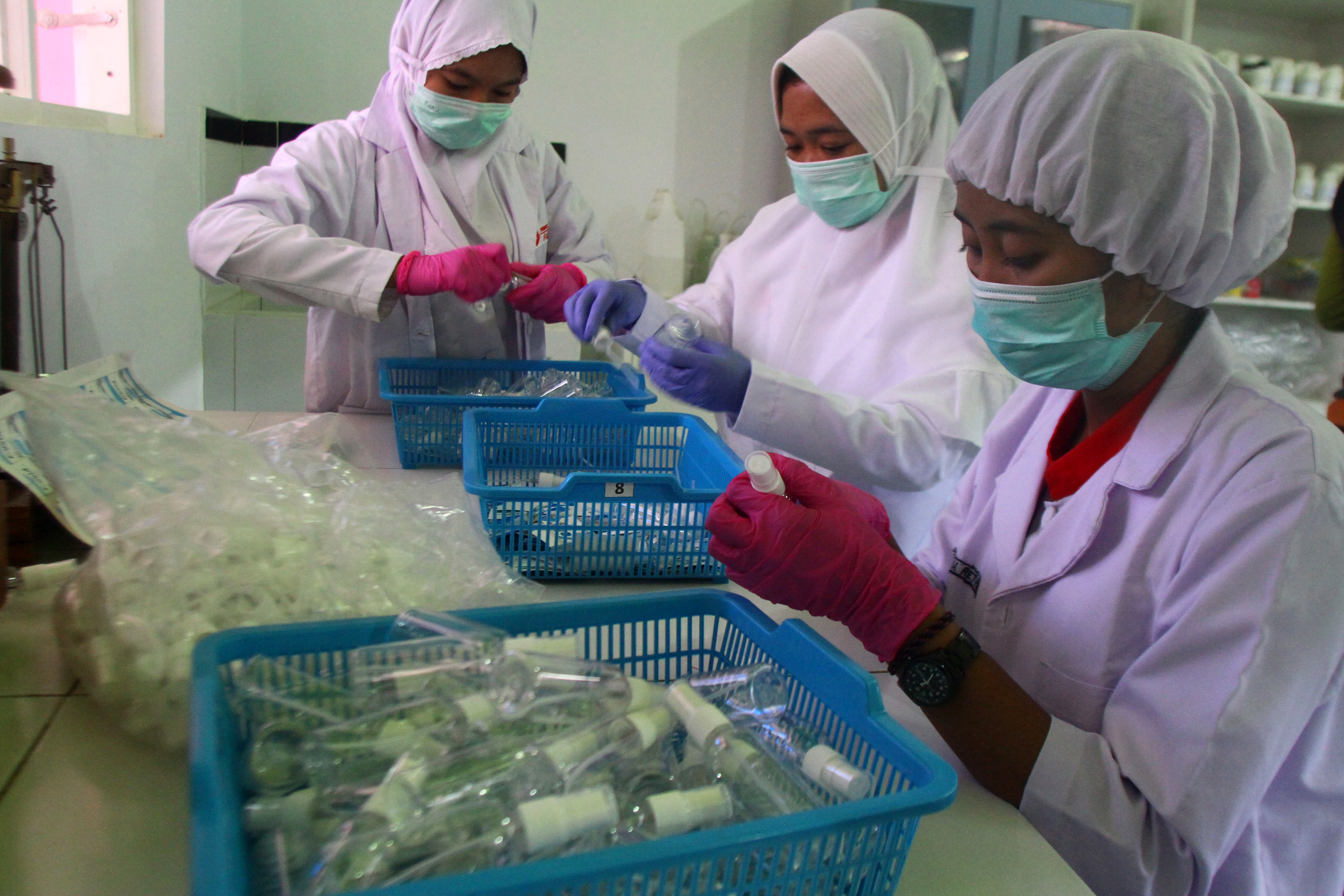 Foto ilustrasi siswa SMK Prajnaparamita Kota Malang membuat cairan pencuci tangan. 