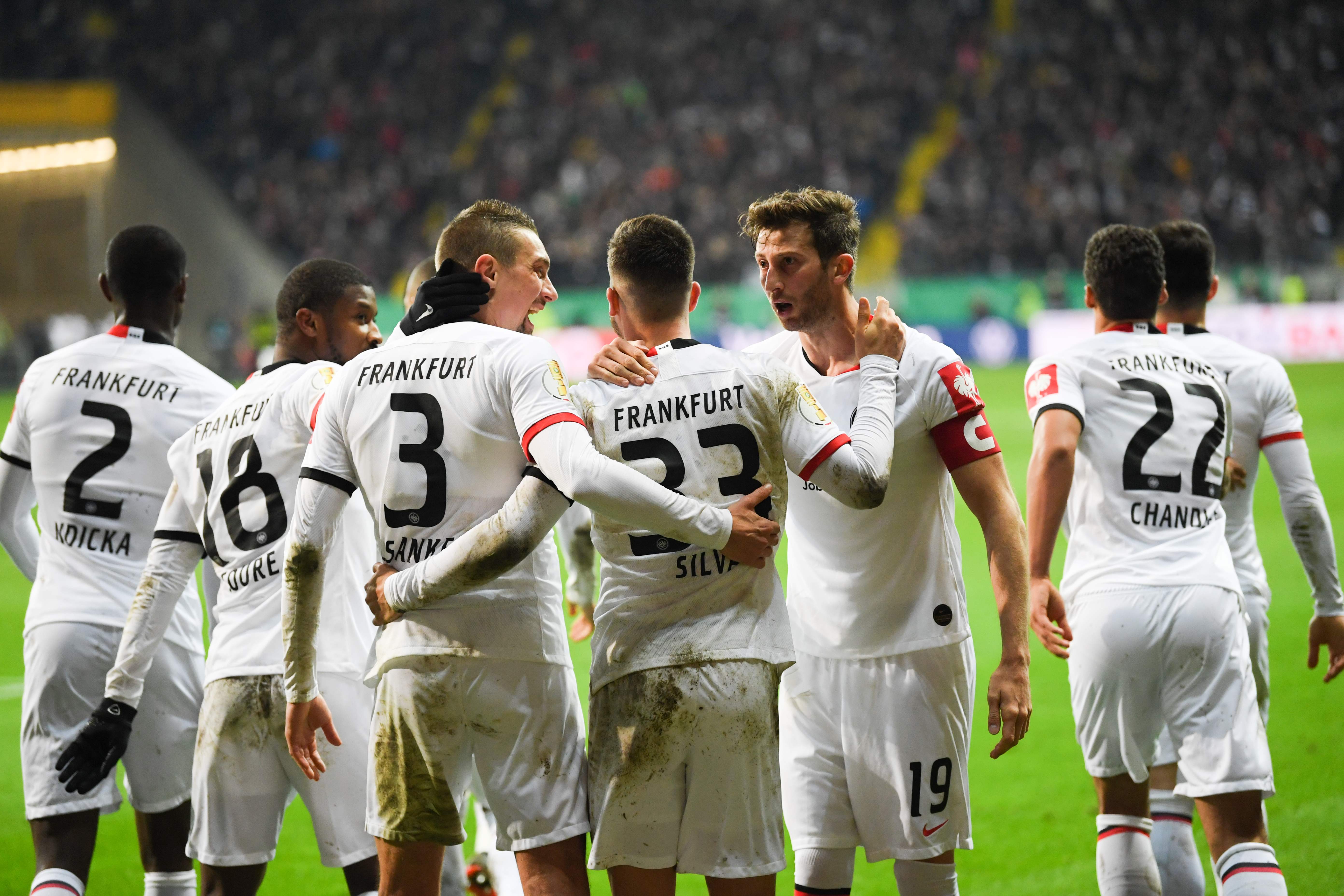 Para pemain Eintracht Frankfurt melakukan selebrasi usai Andre Silva mencetak gol ke gawang Werder Bremen di laga DFB Pokal.