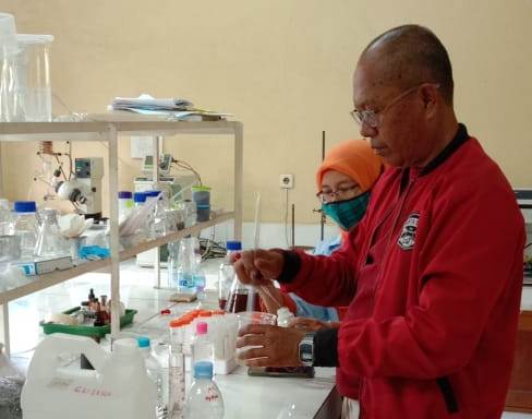 BLI Kementerian Lingkungan Hidup dan Kehutanan (KLHK) berhasil memproduksi desinfektan dari cuka kayu dan bambu (asap cair).