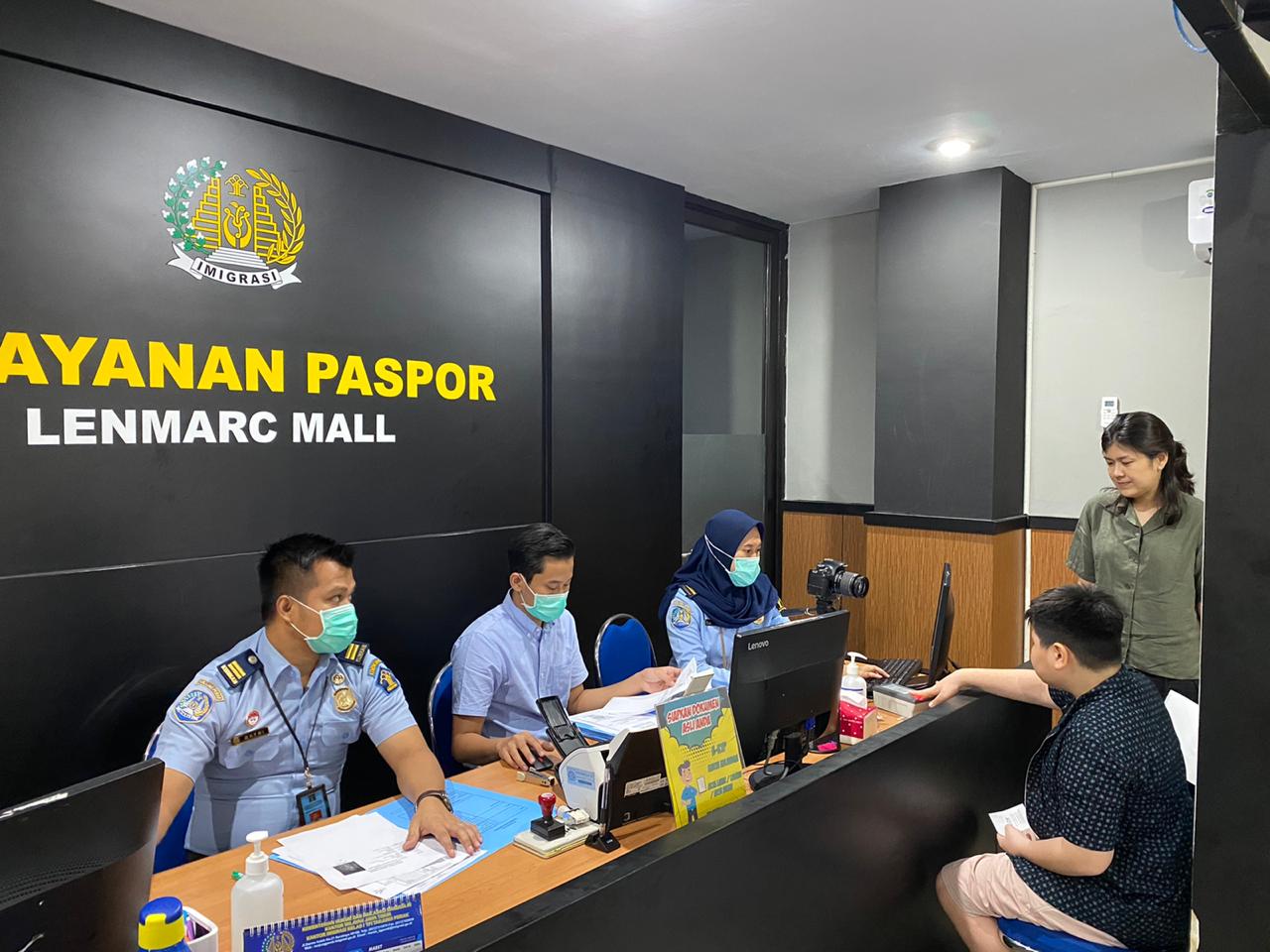 Pelayanan paspor di ULP Lenmarc Mall Surabaya