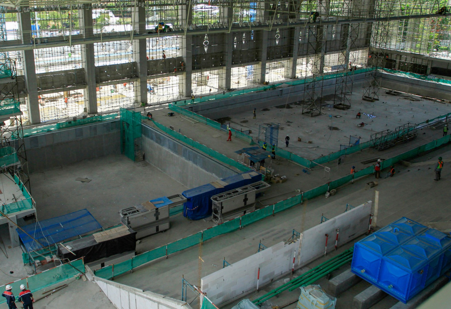 Pekerja menyelesaikan pembangunan venue Aquatic PON XX Papua di Kampung Harapan, Sentani, Jayapura, Papua