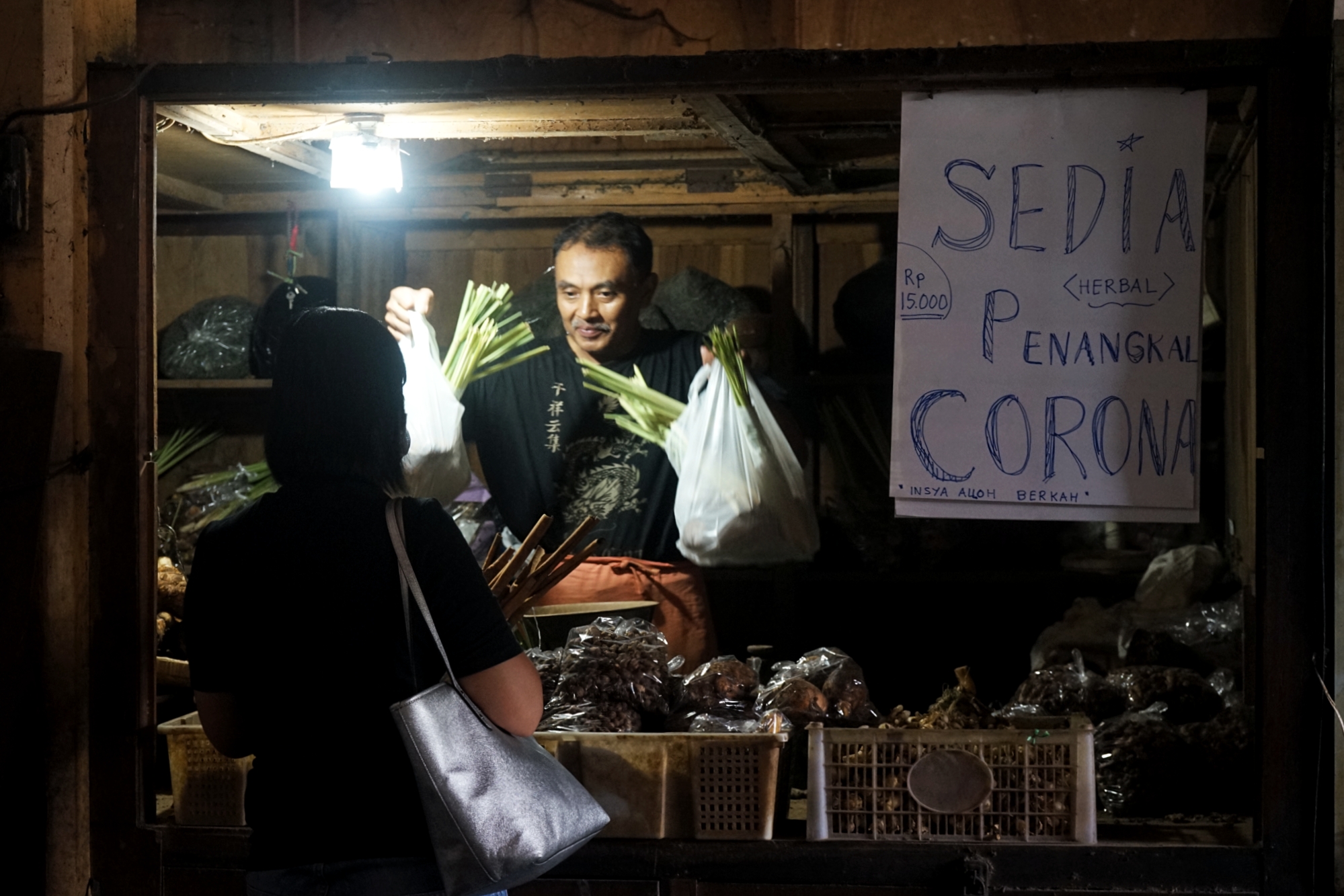 Penjual rempah-rempah melayani pembeli di Pasar Beringharjo, Kota Yogyakarta.