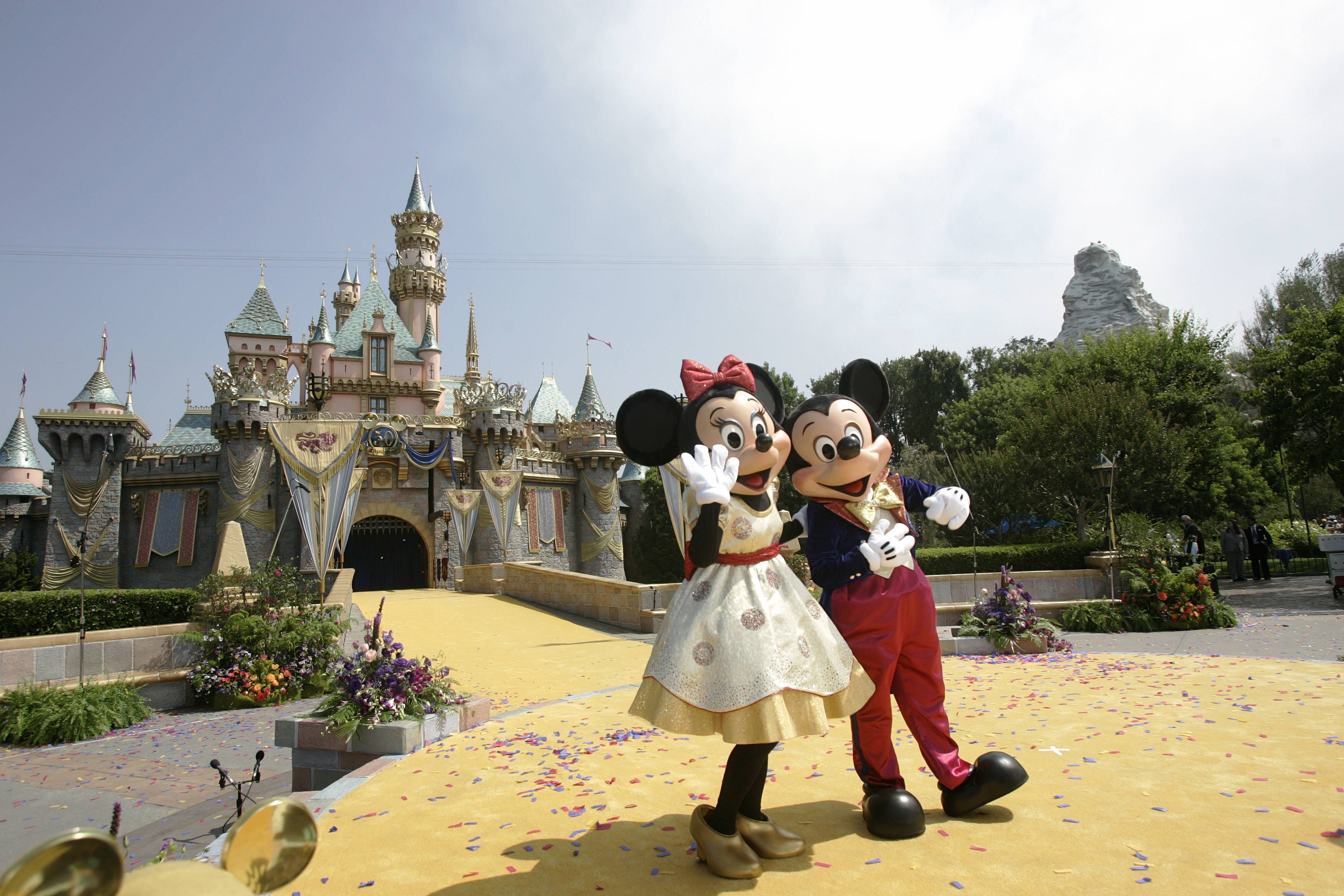Karakter ikonis Disney, Mickey dan Minnie, berpose dalam perayaan ulang tahun Disneyland di Anaheim, California.