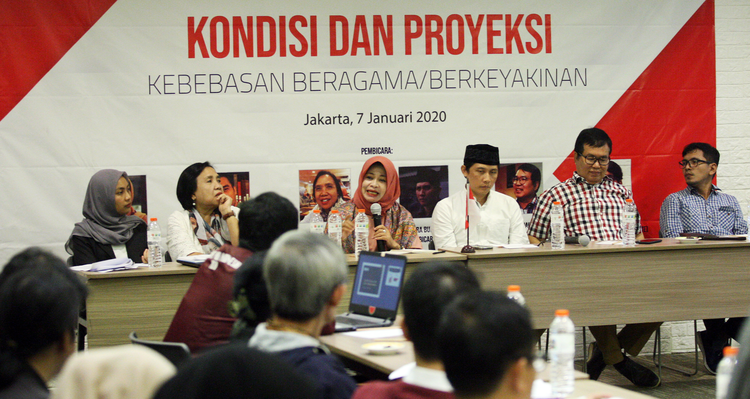 Ketua umum ICRP Siti Musdah Mulia (dalam) tengah  berbicara dalam sebuah acara diskusi publik.