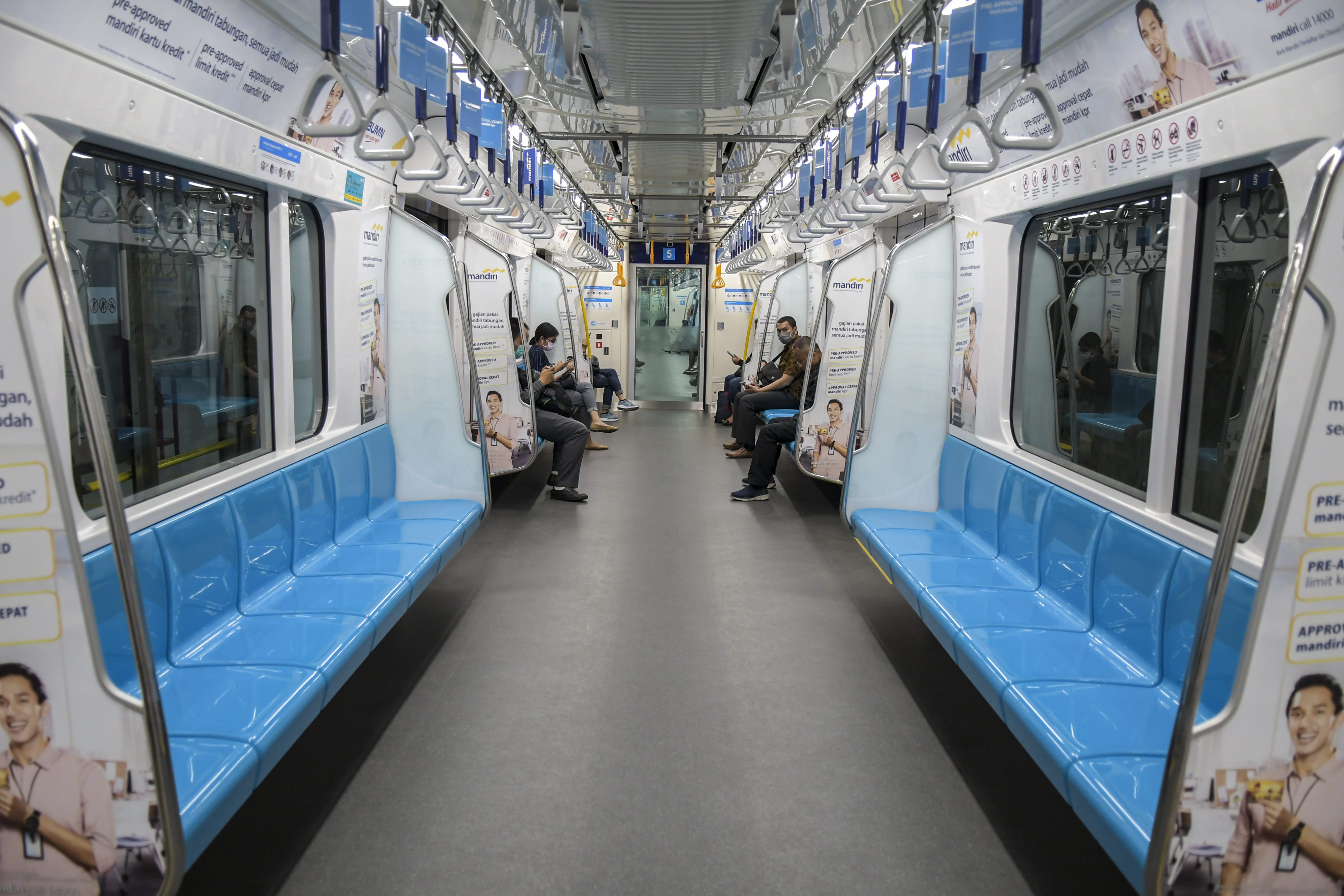  Warga beraktivitas menggunakan MRT di kawasan Dukuh Atas, Jakarta, Senin (16/3/2020).