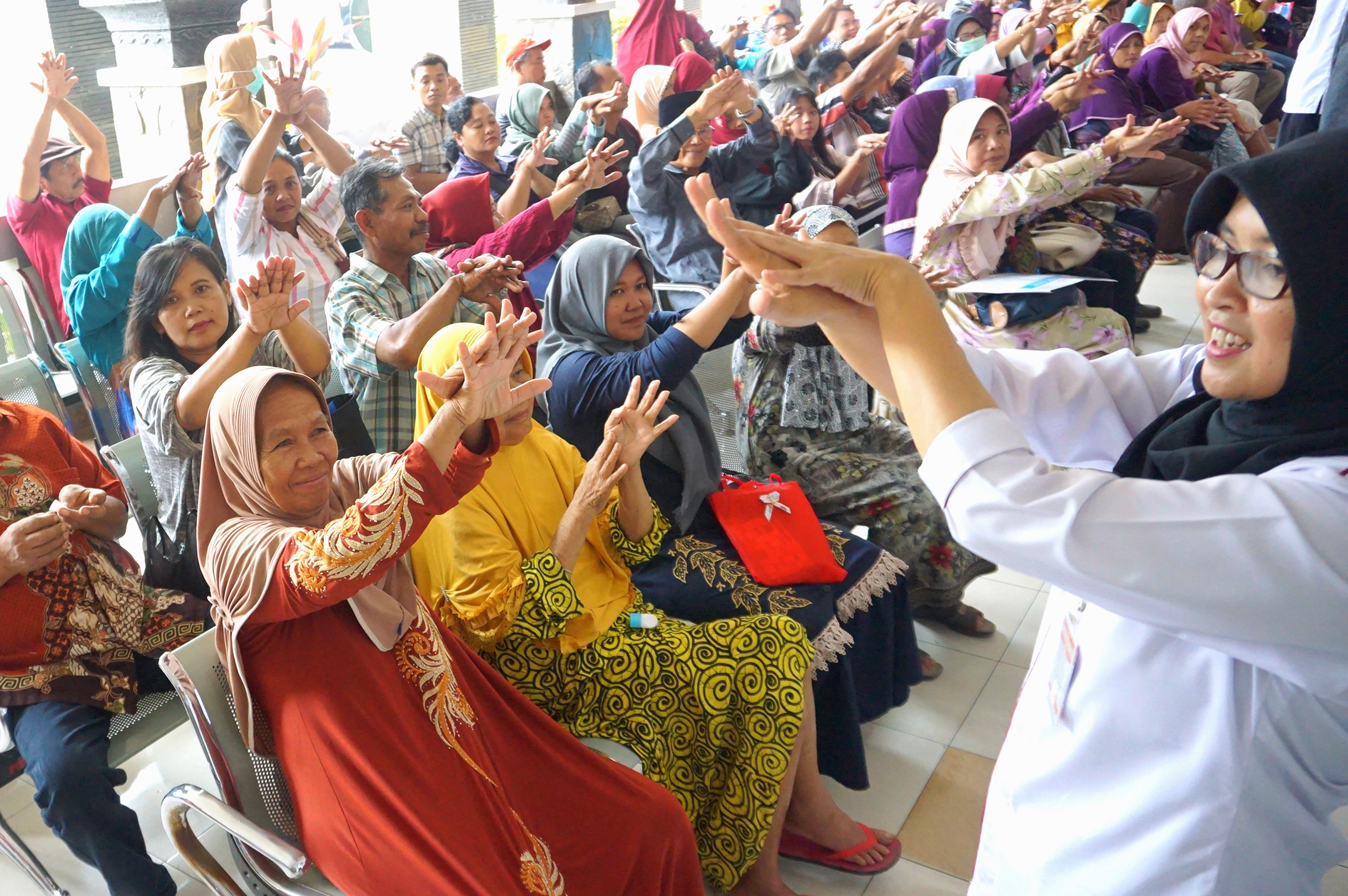 Dinas Kesehatan Provinsi Aceh lebih menganjurkan masyarakat rajin cuci tangan daripada menggunakan masker dalam menangkal korona. 