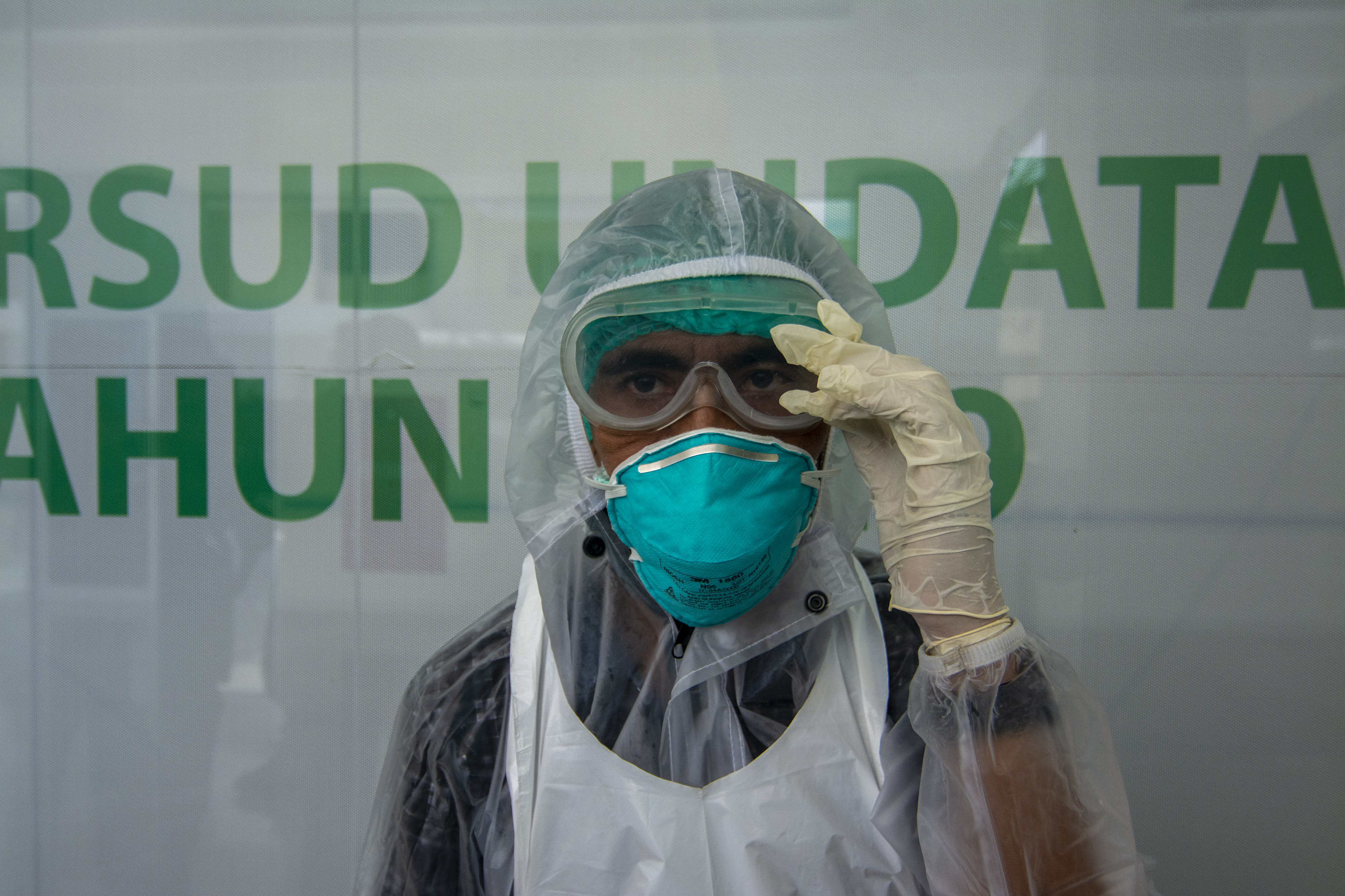 Seorang petugas medis berada di dekat Ruang Isolasi Pasien Dalam Pengawasan (PDP) di Rumah Sakit Undata, Palu, Sulawesi Tengah,Minggu (15/3)