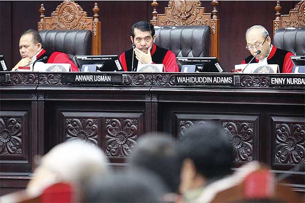 Ketua Mahkamah Konstitusi (MK) Anwar Usman (tengah) di ruang sidang utama Gedung MK, Medan Merdeka Barat, Jakarta, kemarin
