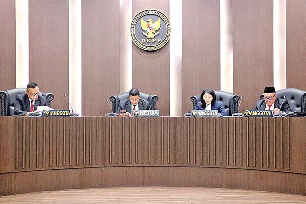 Sidang Kode Etik kepada dua penyelenggara pemilu, yaitu anggota KPU, Evi Novida Ginting Manik dan anggota KPU Kabupaten Paniai, Leo Keiya