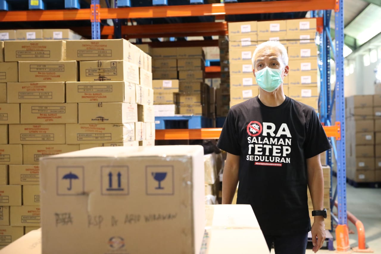 Gubernur Jateng Ganjar Pranowo mengecek logistik kesehatan covid-19.