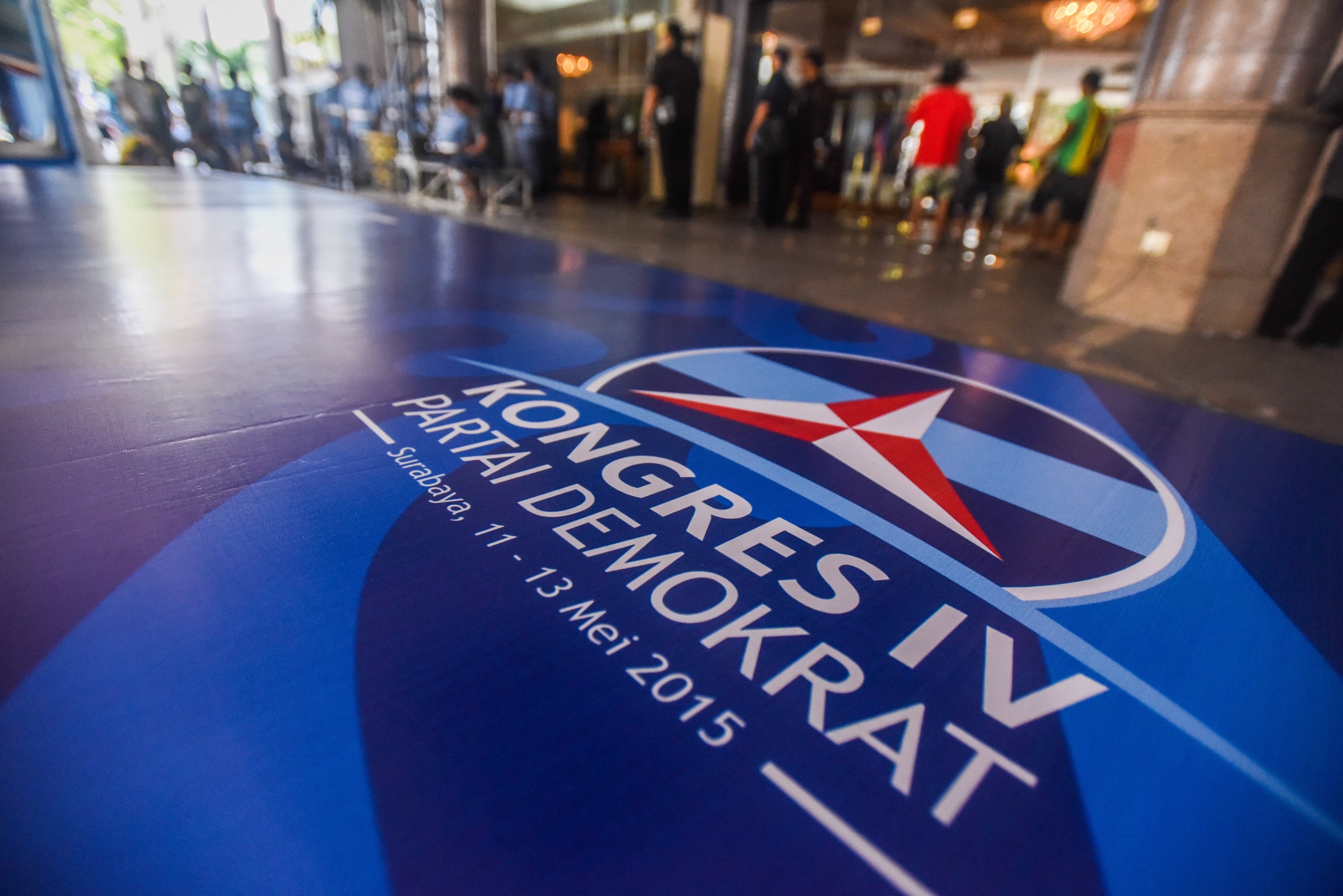 Seorang pekerja menyelesaikan pemasangan atribut persiapan kongres Partai Demokrat ke-IV di Hotel Shangrila, Surabaya, Jawa Timur.