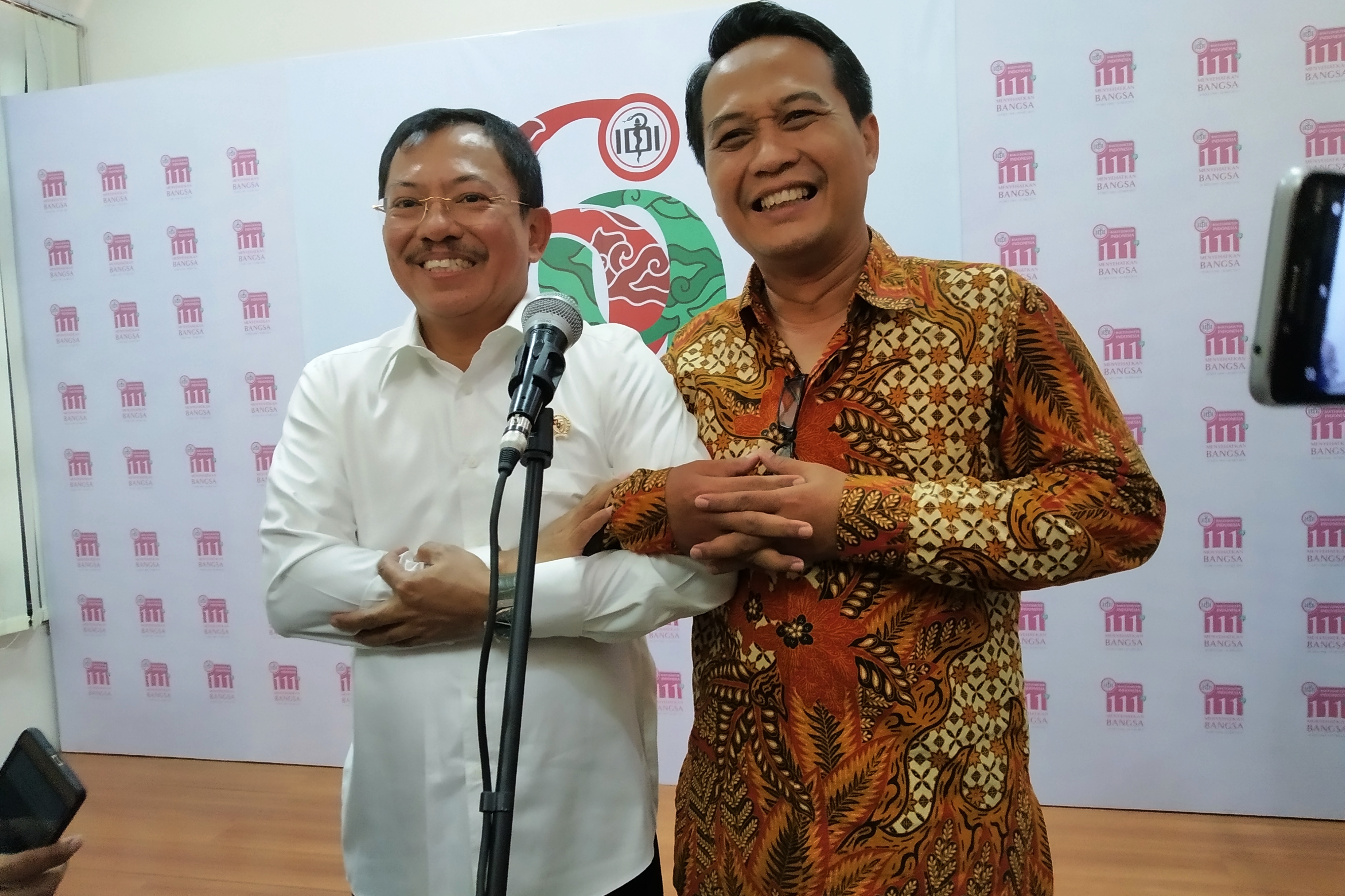 Ketua PB IDI Daeng Mohammad Faqih (kanan) dan Menkes Terawan Agus Putranto.