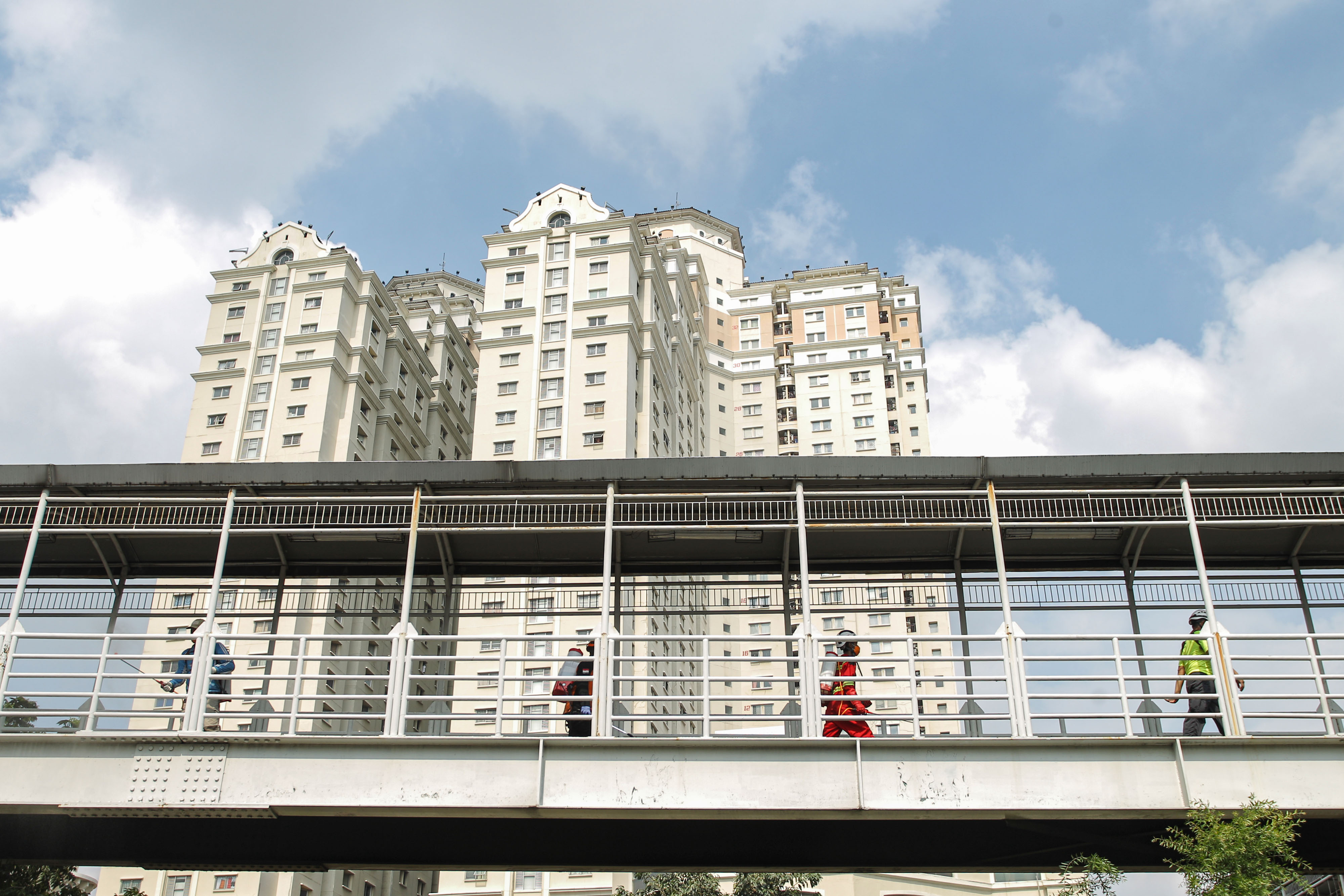 Sejumlah petugas gabungan menyemprotkan cairan disinfektan di sejumlah JPO yang terletak di sepanjang Jalan Gajah Mada.