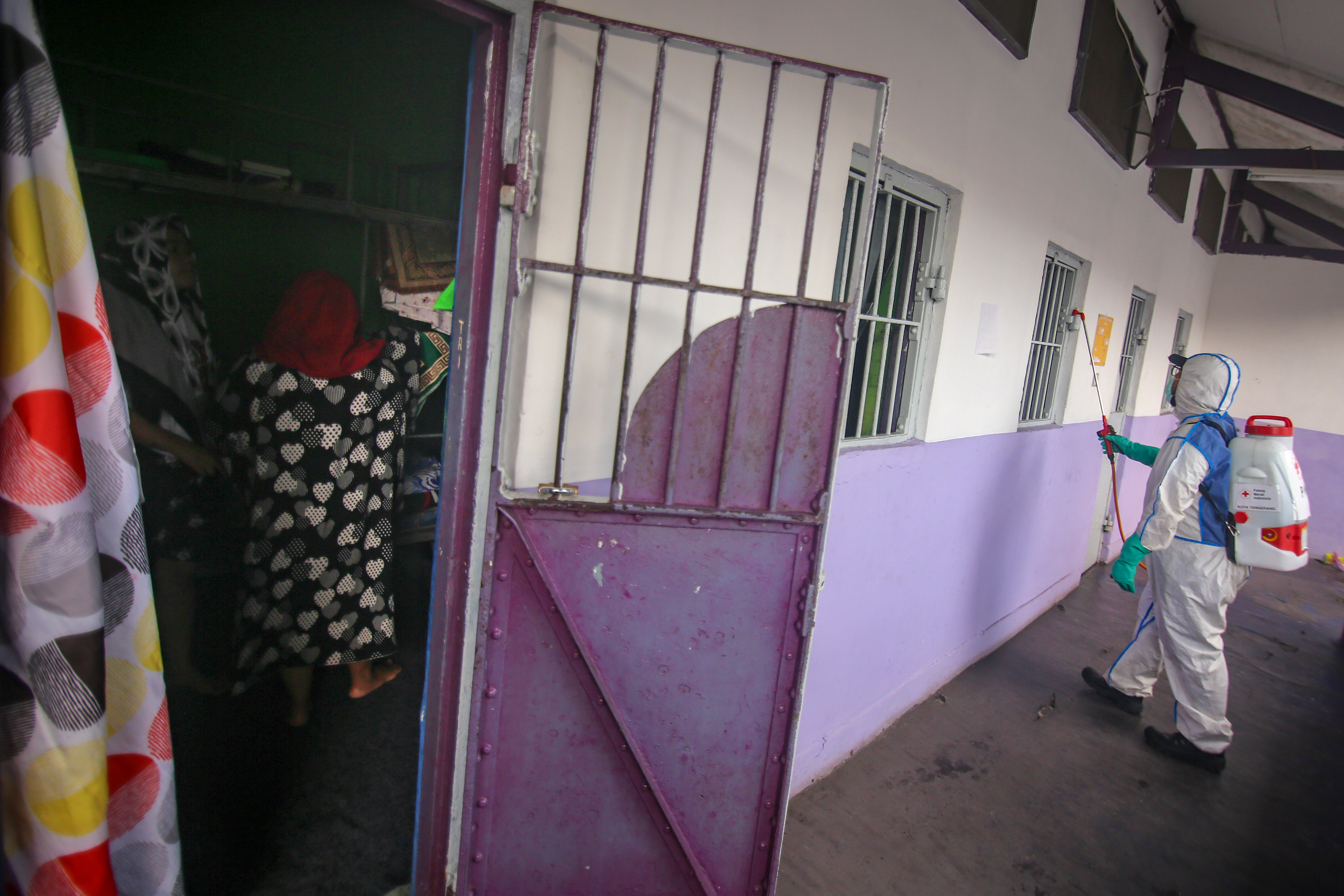 Petugas PMI menyemprotkan cairan disinfektan di Lembaga Pembinaan Khusus Anak (LPKA) Klas I, Kota Tangerang, Banten, Minggu (29/3).