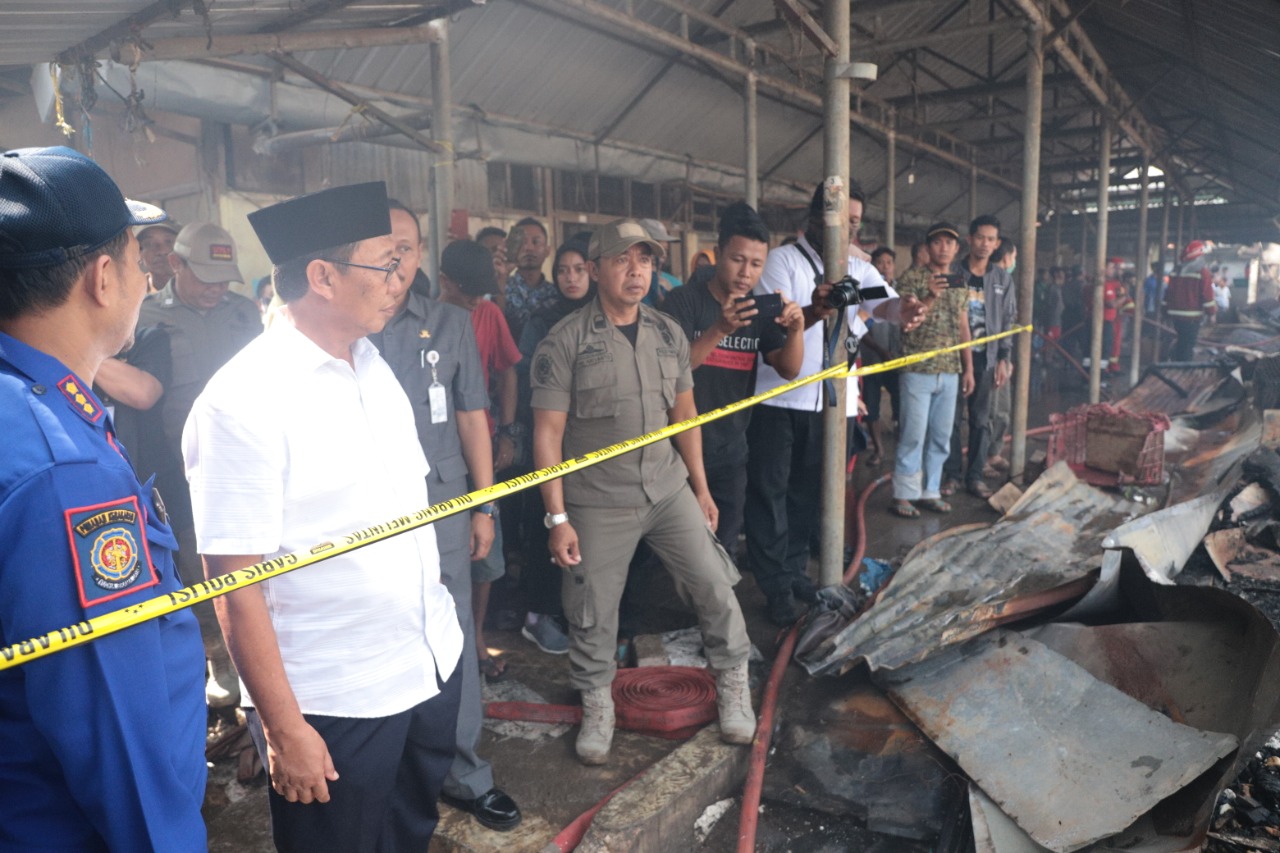 -Pasar baru di Kota Tuban terbakar, Selasa (3/3) malam. Kondisi mengakibatkan ratusan kios dan lapak pedagang juga terbakar.