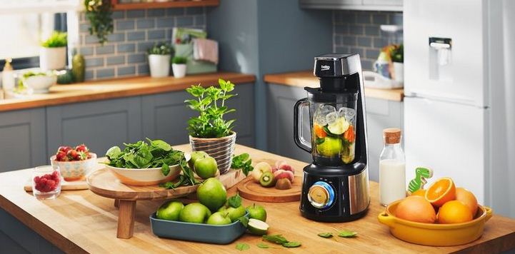 Ilustrasi membuat jus atau smoothie. 