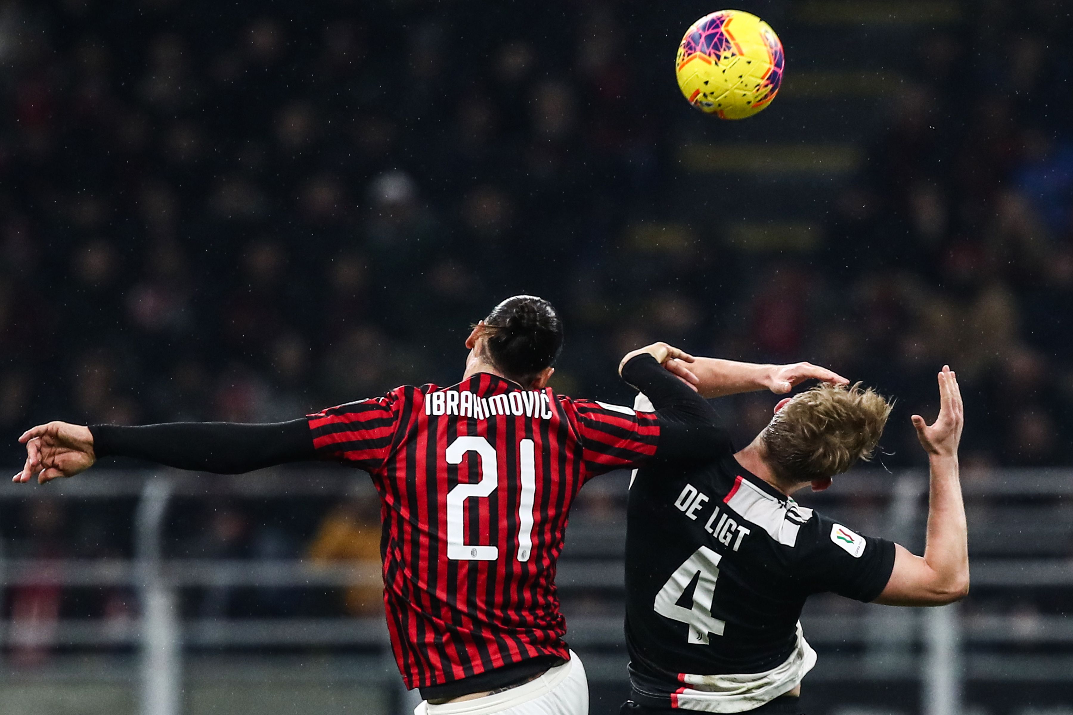Penyerang AC Milan Zlatan Ibrahimovic (kiri) berduel dengan bek Juventus Matthijs de Ligt di laga leg pertama semifinal Coppa Italia.