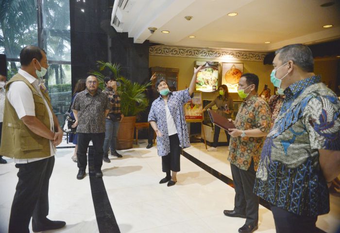 Kepala Gugus Tugas Percepatan Penanganan Covid-19 Doni Monardo tiba di The Media Hotel and Towers, Sabtu (22/3/2020).