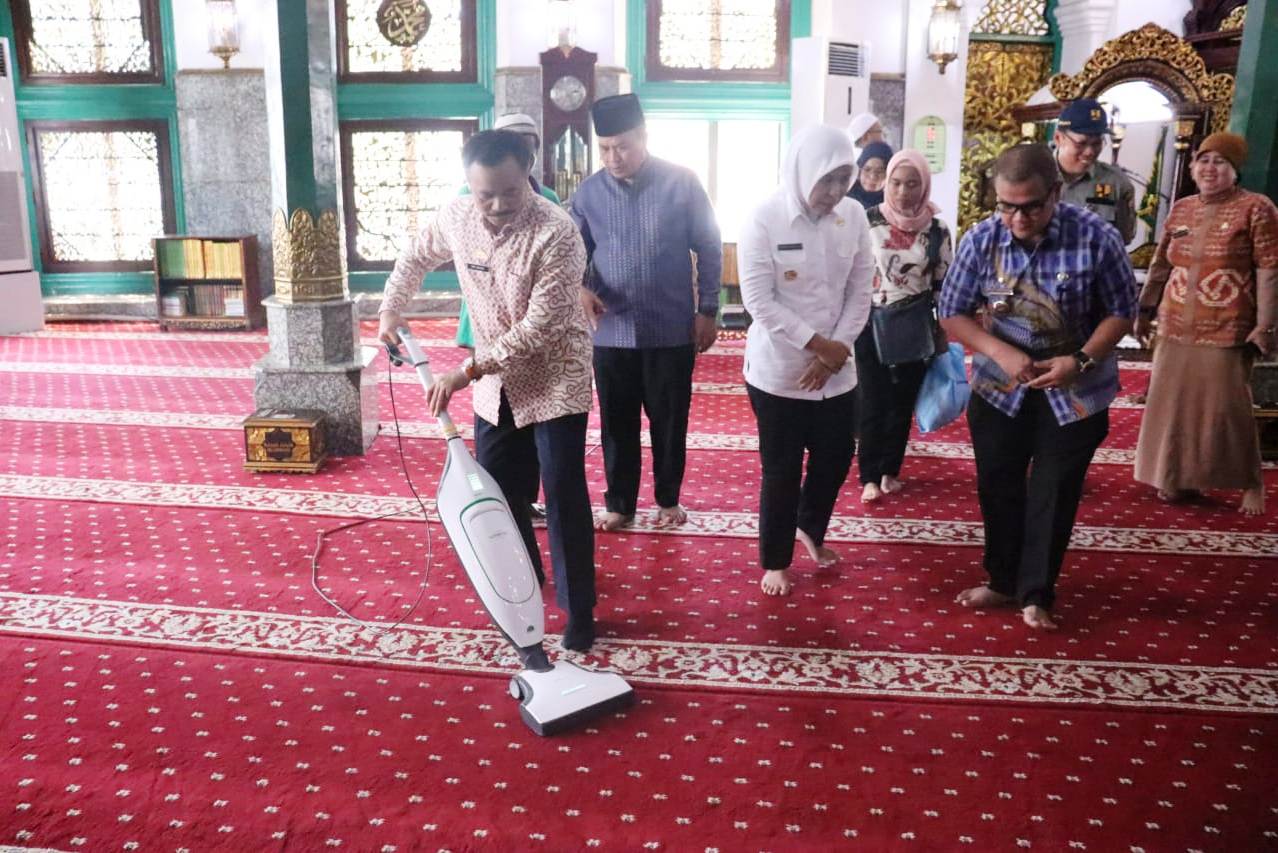 Kegiatan bersih-bersih rumah ibadah sebagai antisipasi penyebaran virus korona di Palembang.