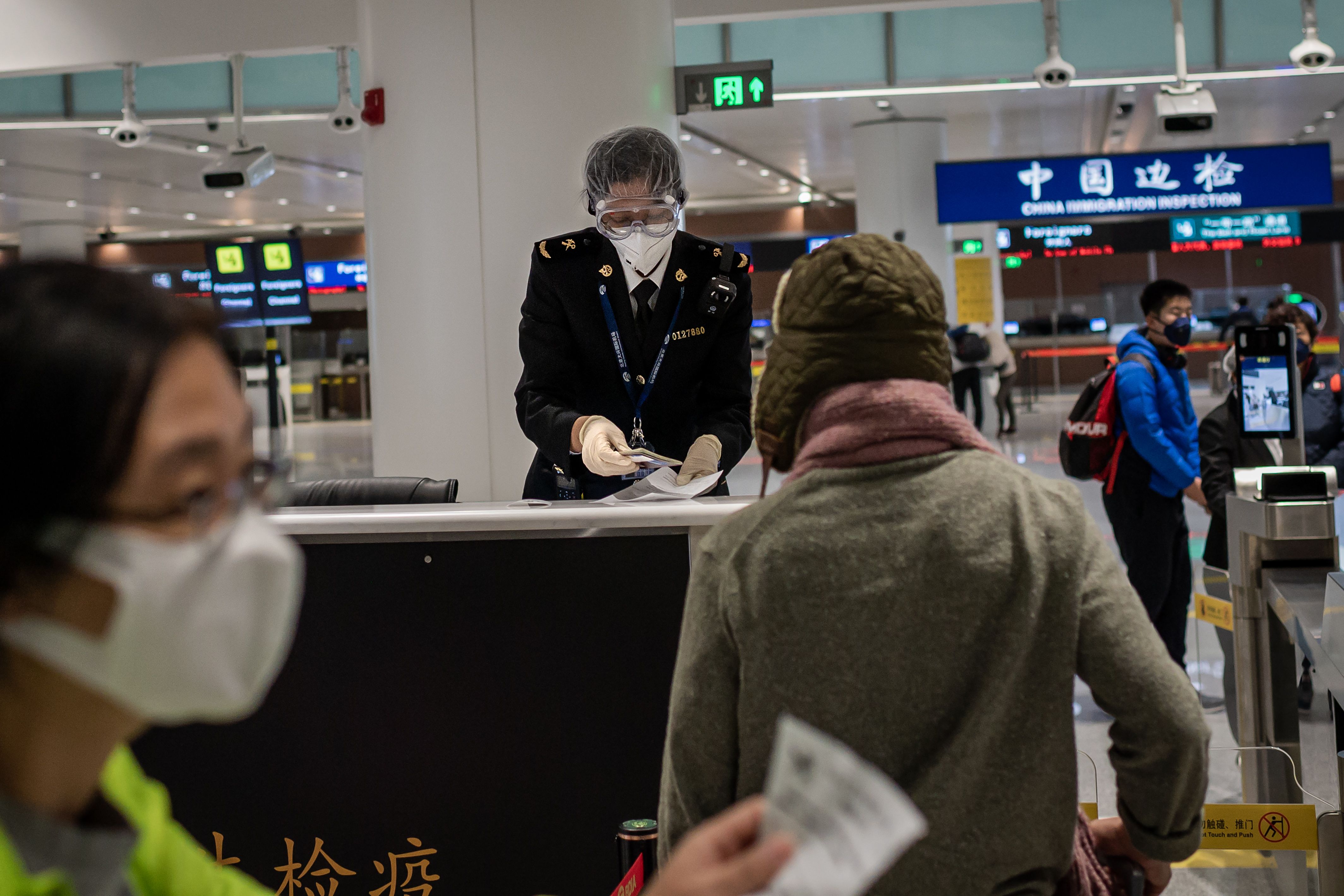 Suasana di bagian imigrasi bagi kedatangan internasional di Bandara Daxing, Beijing, Tiongkok