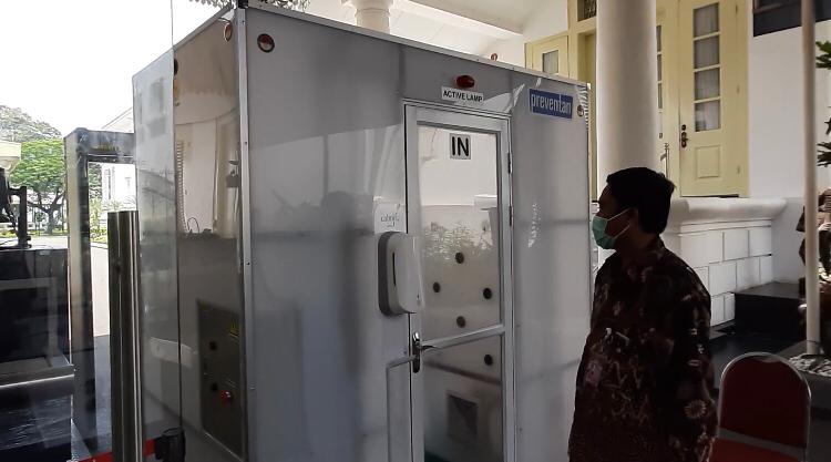 Setiap pengunjung kompleks Istana Kepresidenan harus melalui proses desinfeksi di ruang khusus disinfeksi di pintu masuk Istana.